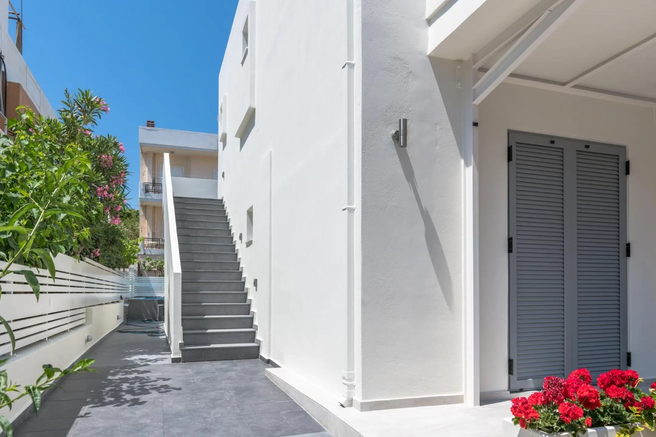 Facade/entrance in Rotunda Suites
