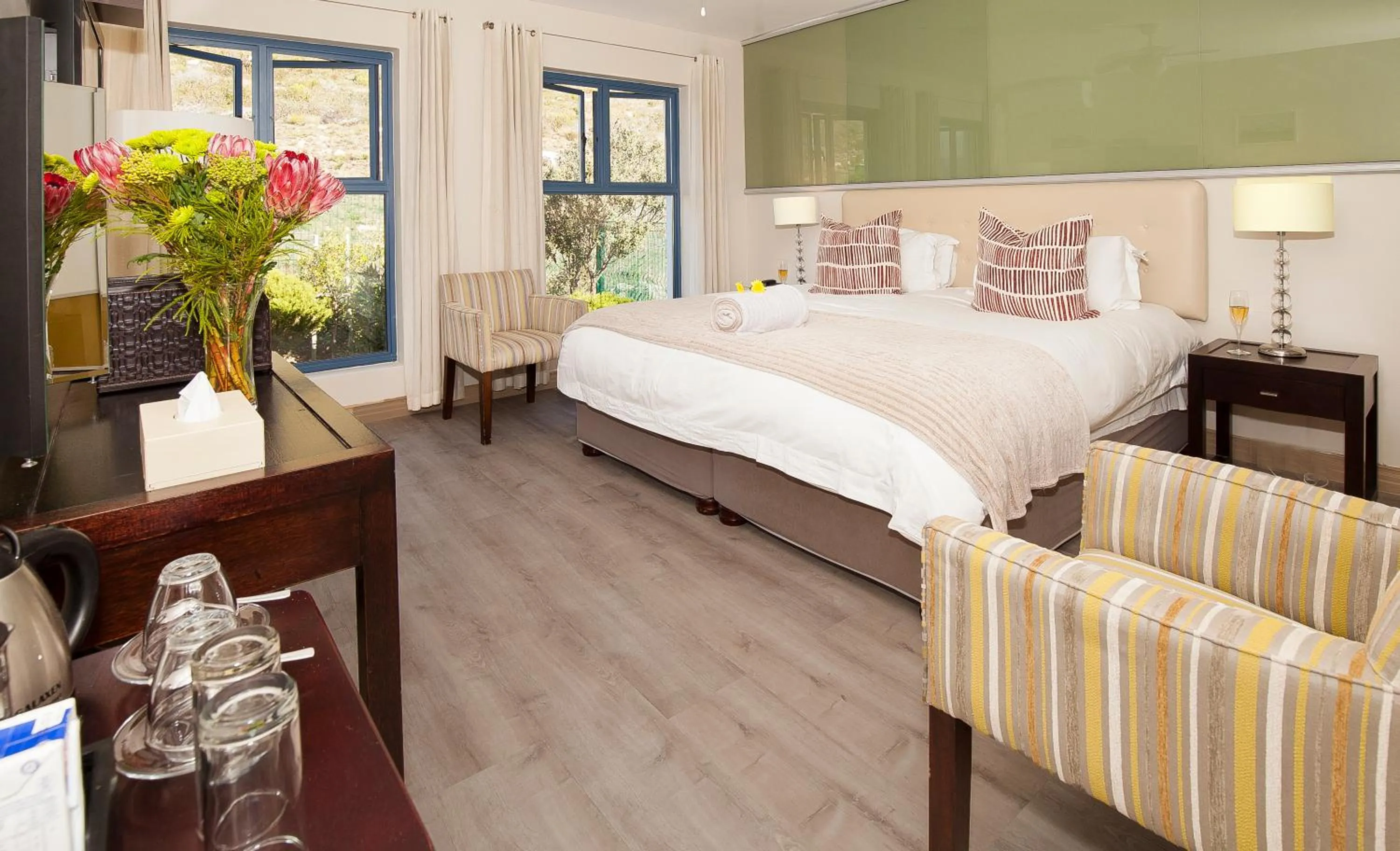 Bedroom, Bed in Magellans Hotel