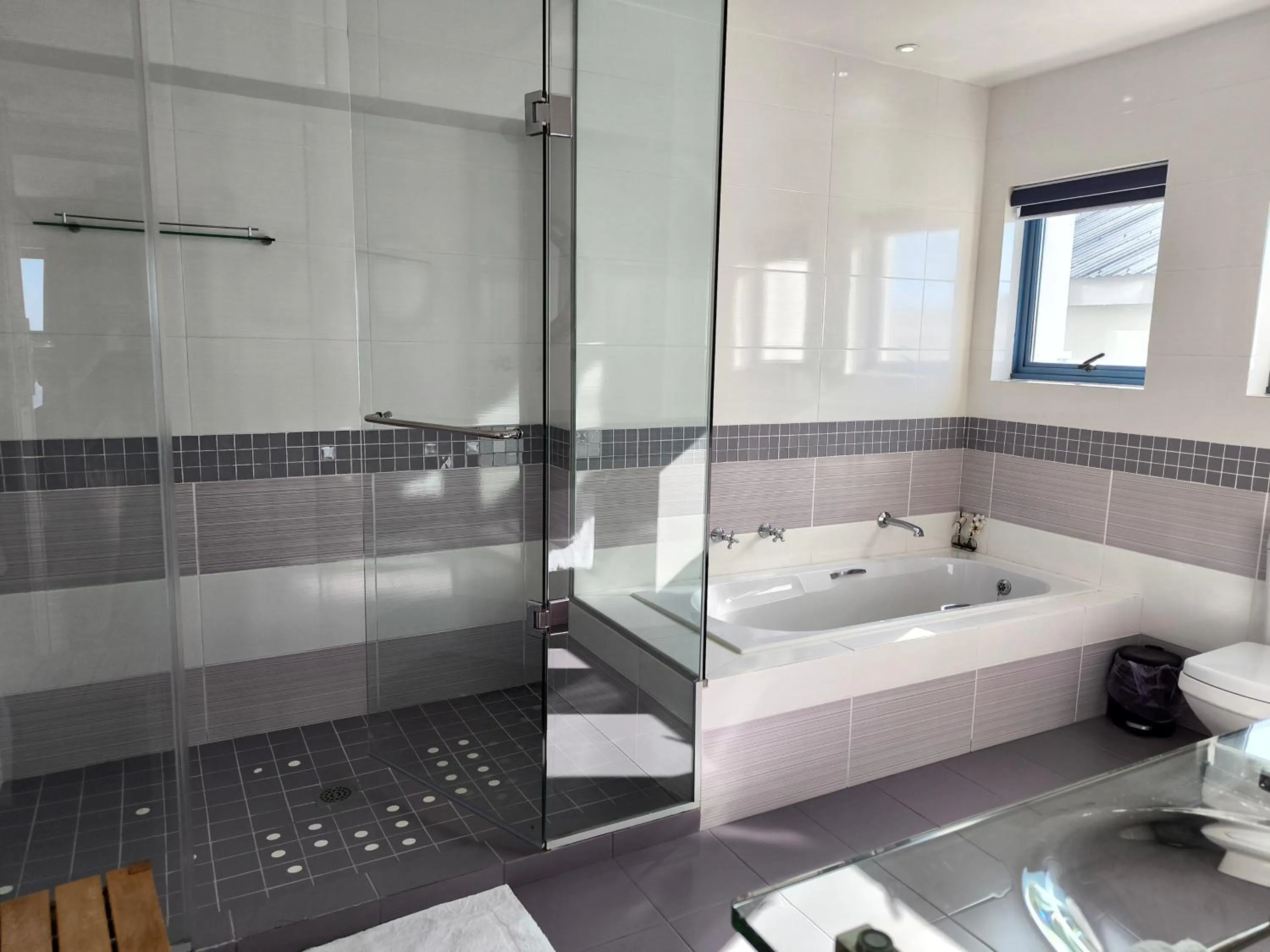 Shower in Magellans Hotel