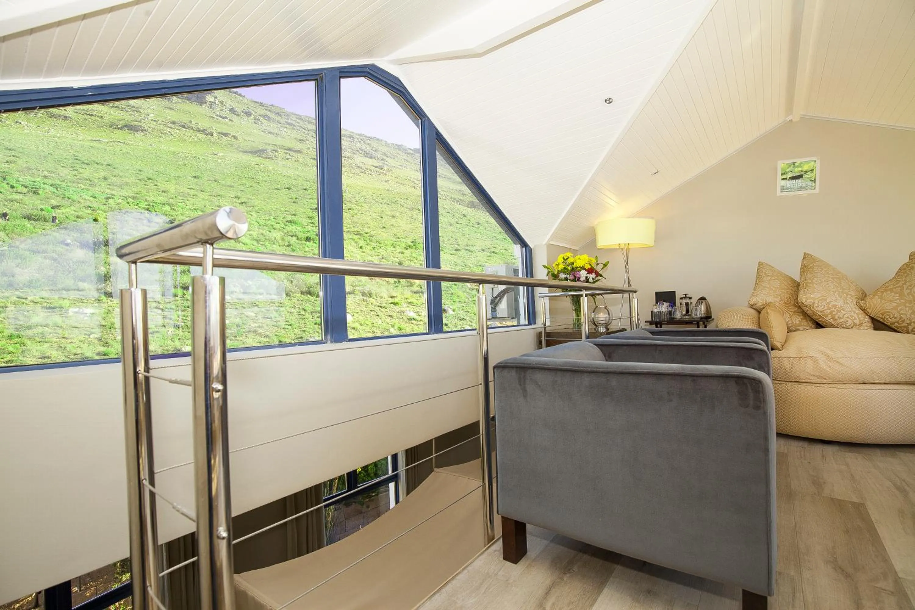 Living room in Magellans Hotel