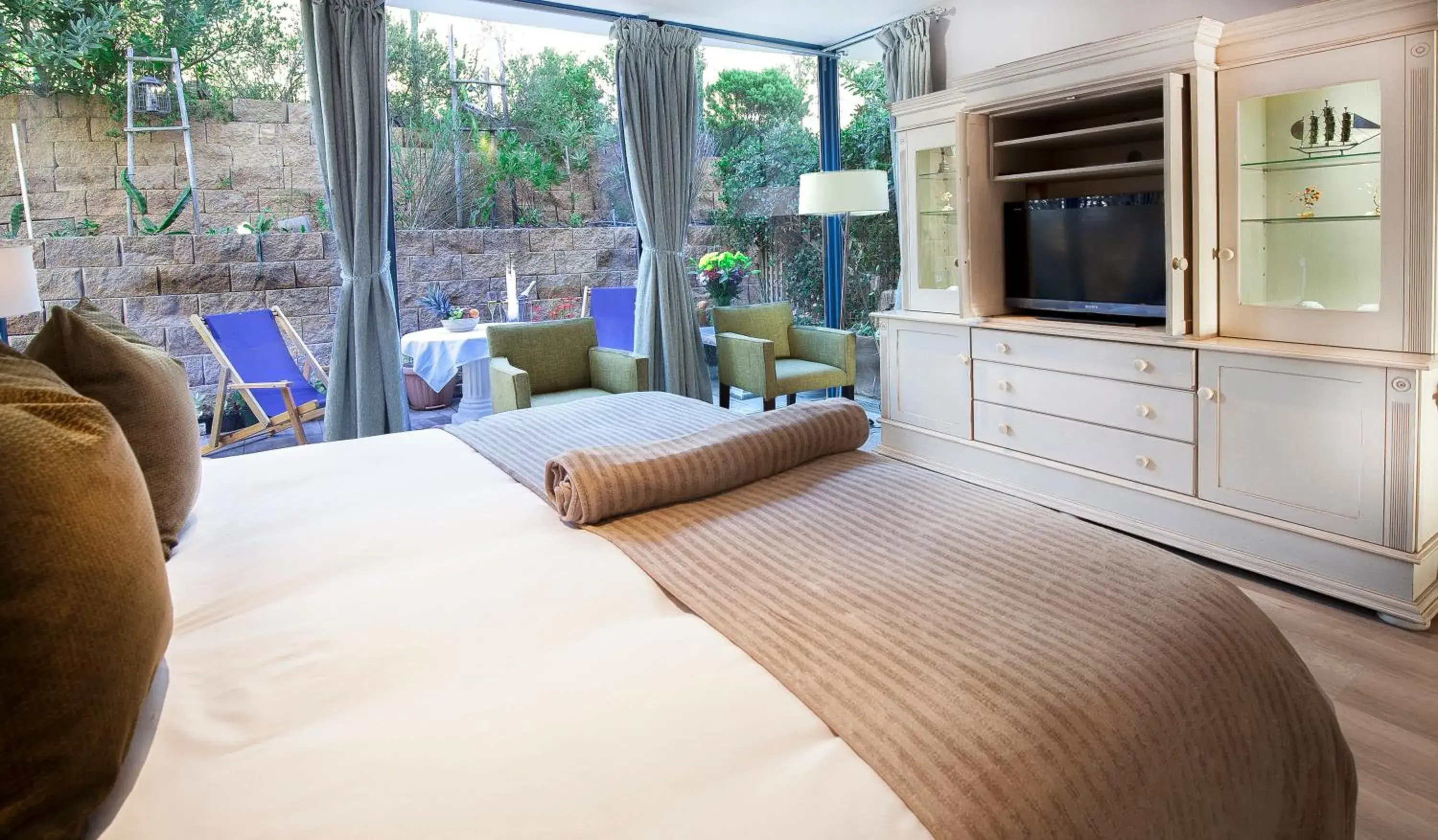 Bed in Magellans Hotel Bed in Magellans Hotel