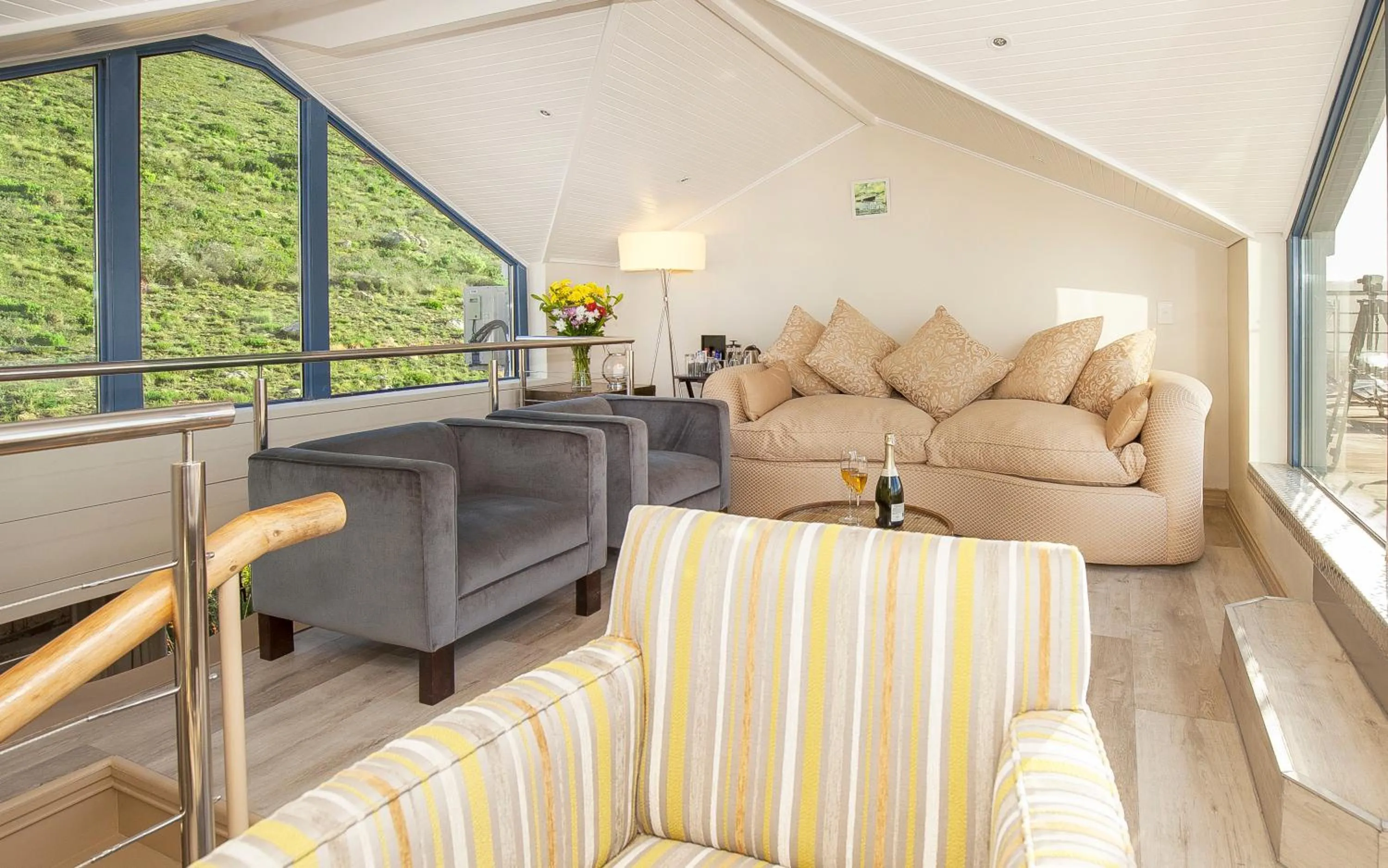 Living room in Magellans Hotel