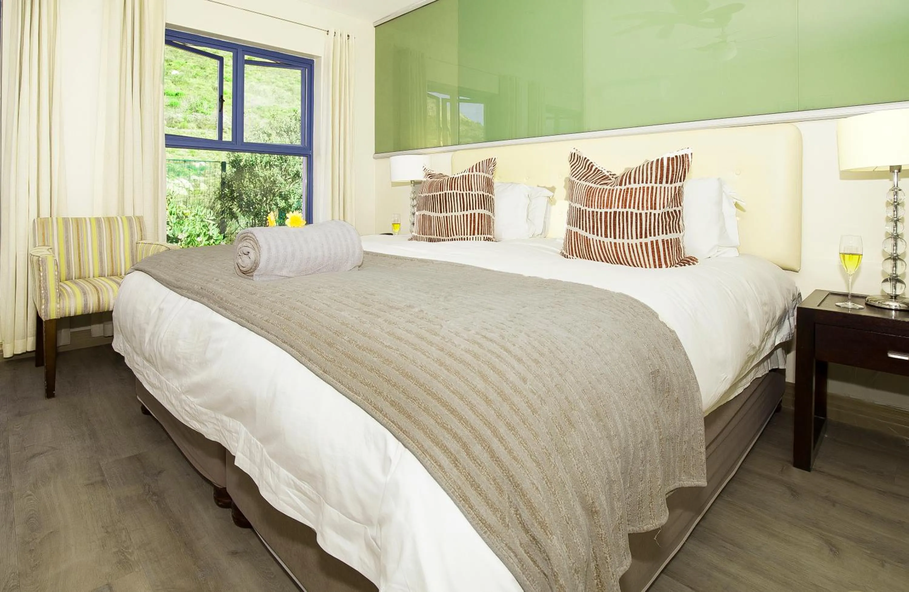 Bedroom, Bed in Magellans Hotel