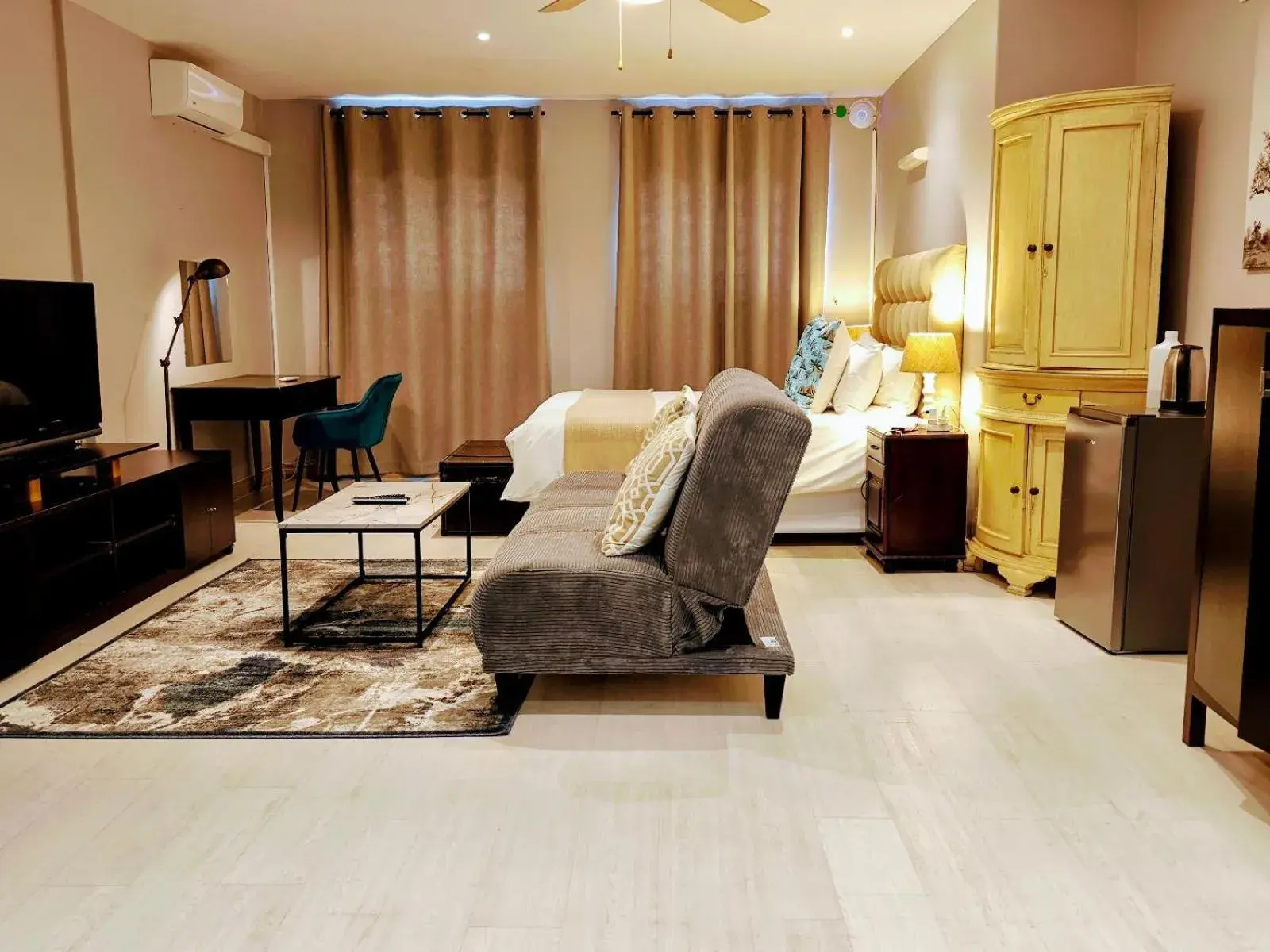 Deluxe Family Room in Magellans Hotel Deluxe Family Room in Magellans Hotel