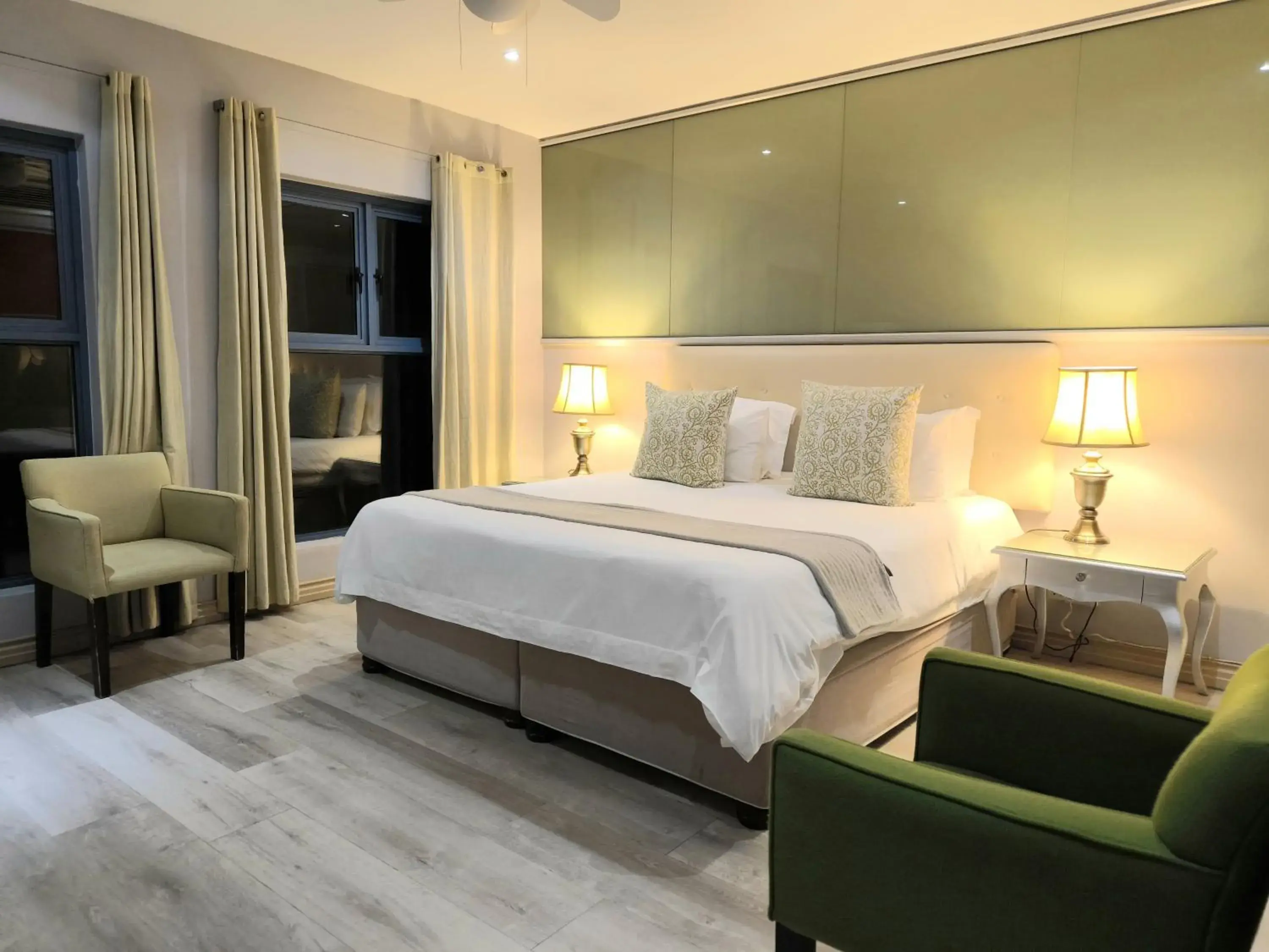 Photo of the whole room, Bed in Magellans Hotel Photo of the whole room, Bed in Magellans Hotel