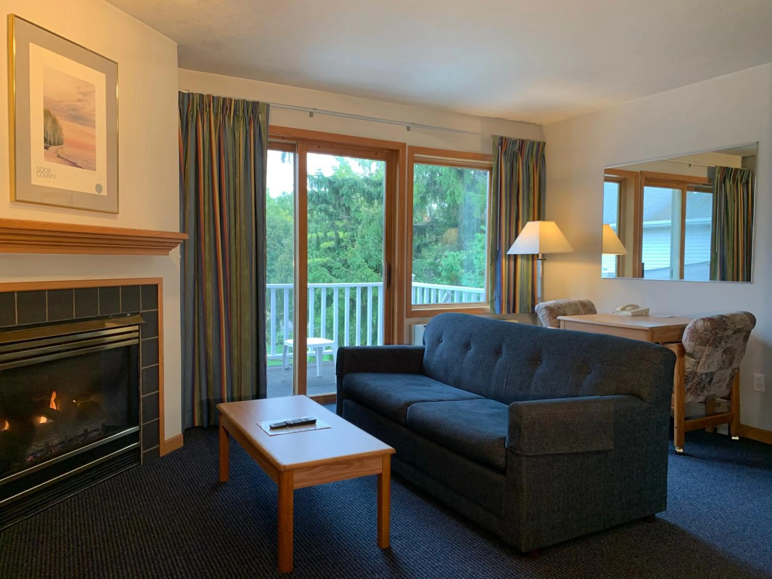 Living room, Bed in AppleCreek Resort-Hotel & Suites