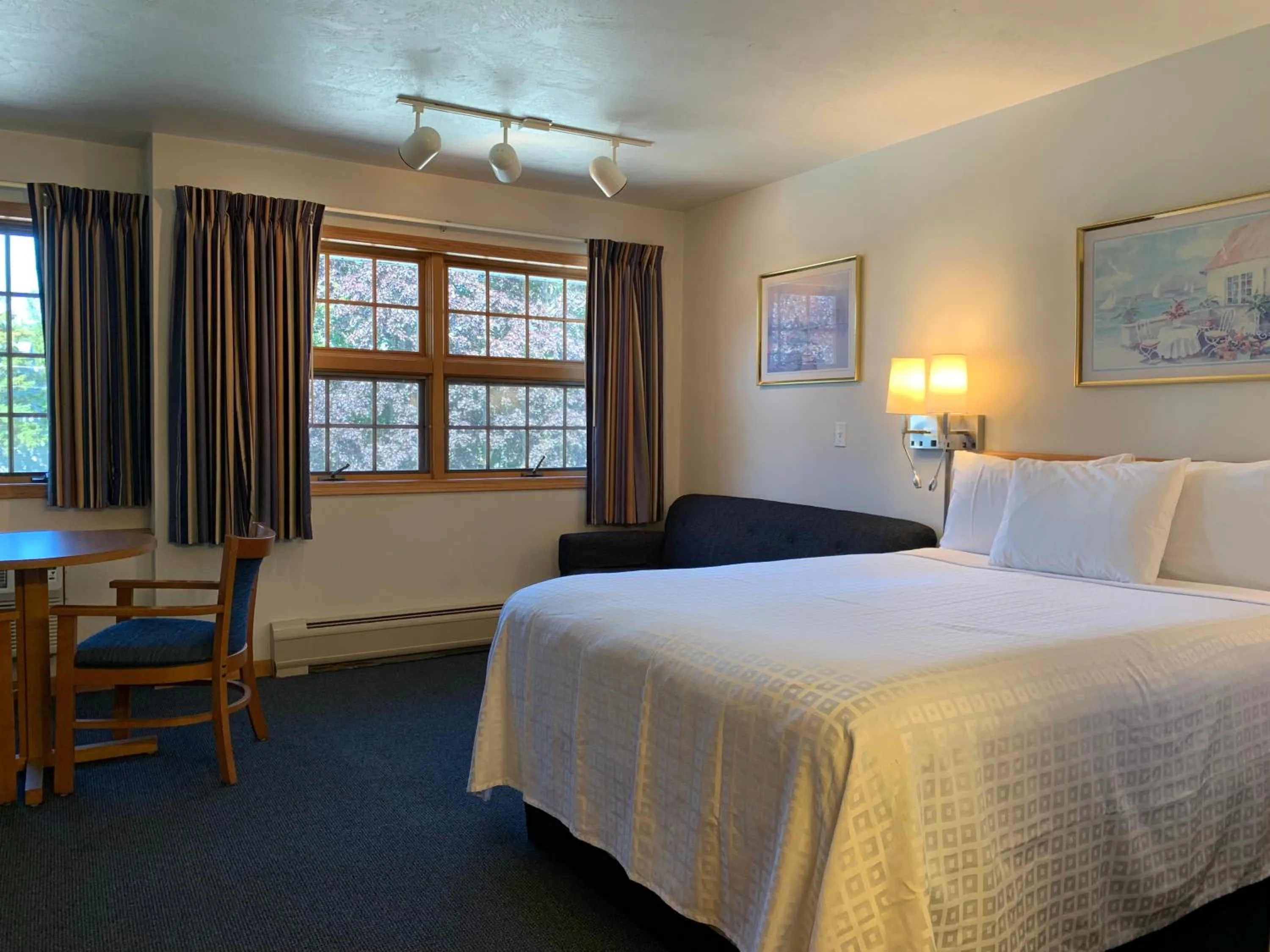 Bed in AppleCreek Resort-Hotel & Suites