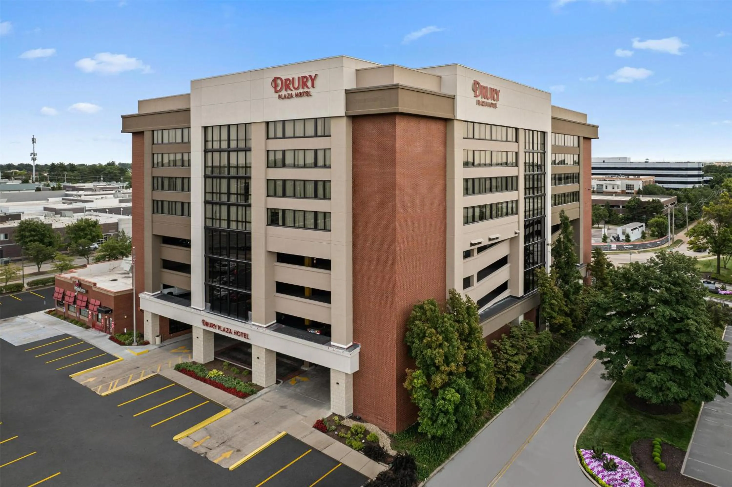 Property building in Drury Plaza Hotel St Louis Creve Coeur