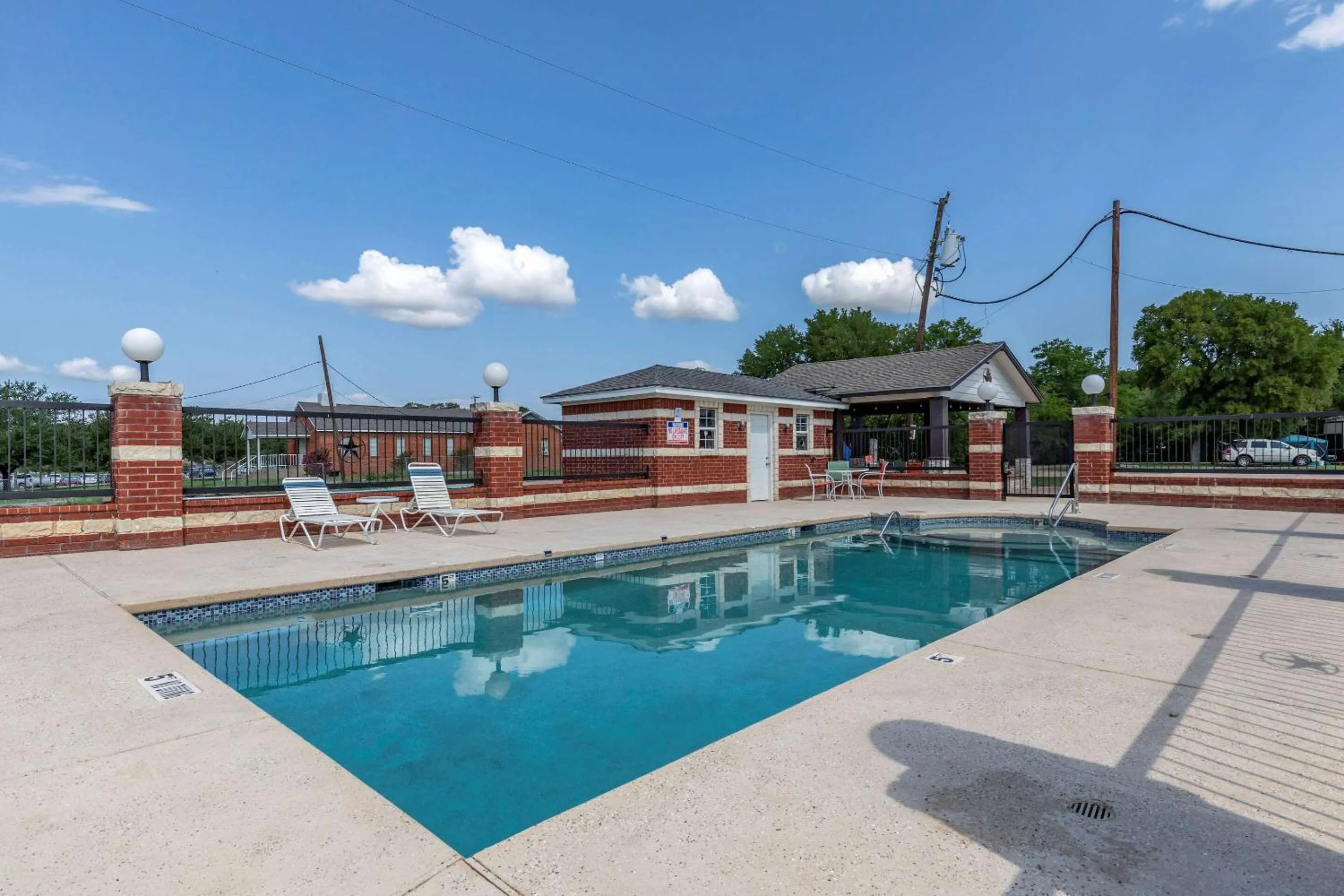 Swimming pool in Quality Inn Cameron