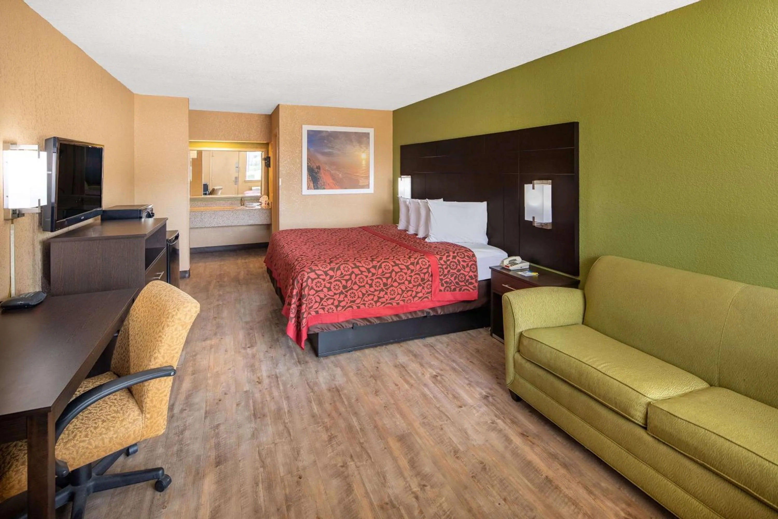 Photo of the whole room, Bed in Days Inn by Wyndham Tupelo