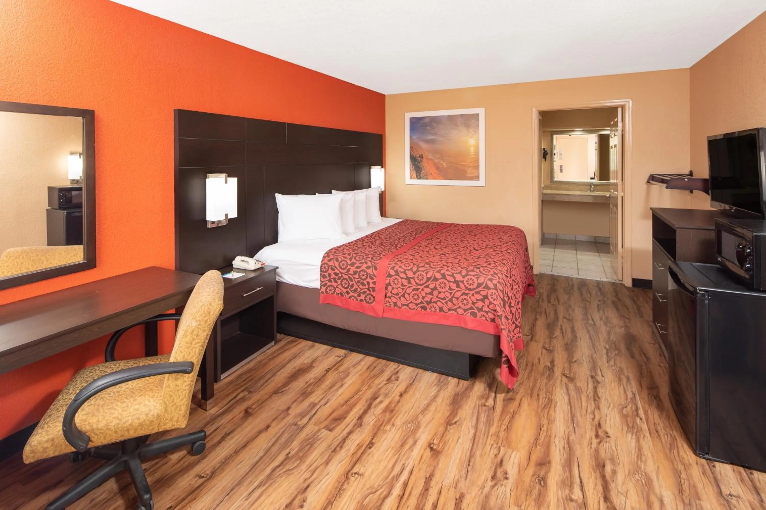 Bedroom, Bed in Days Inn by Wyndham Tupelo