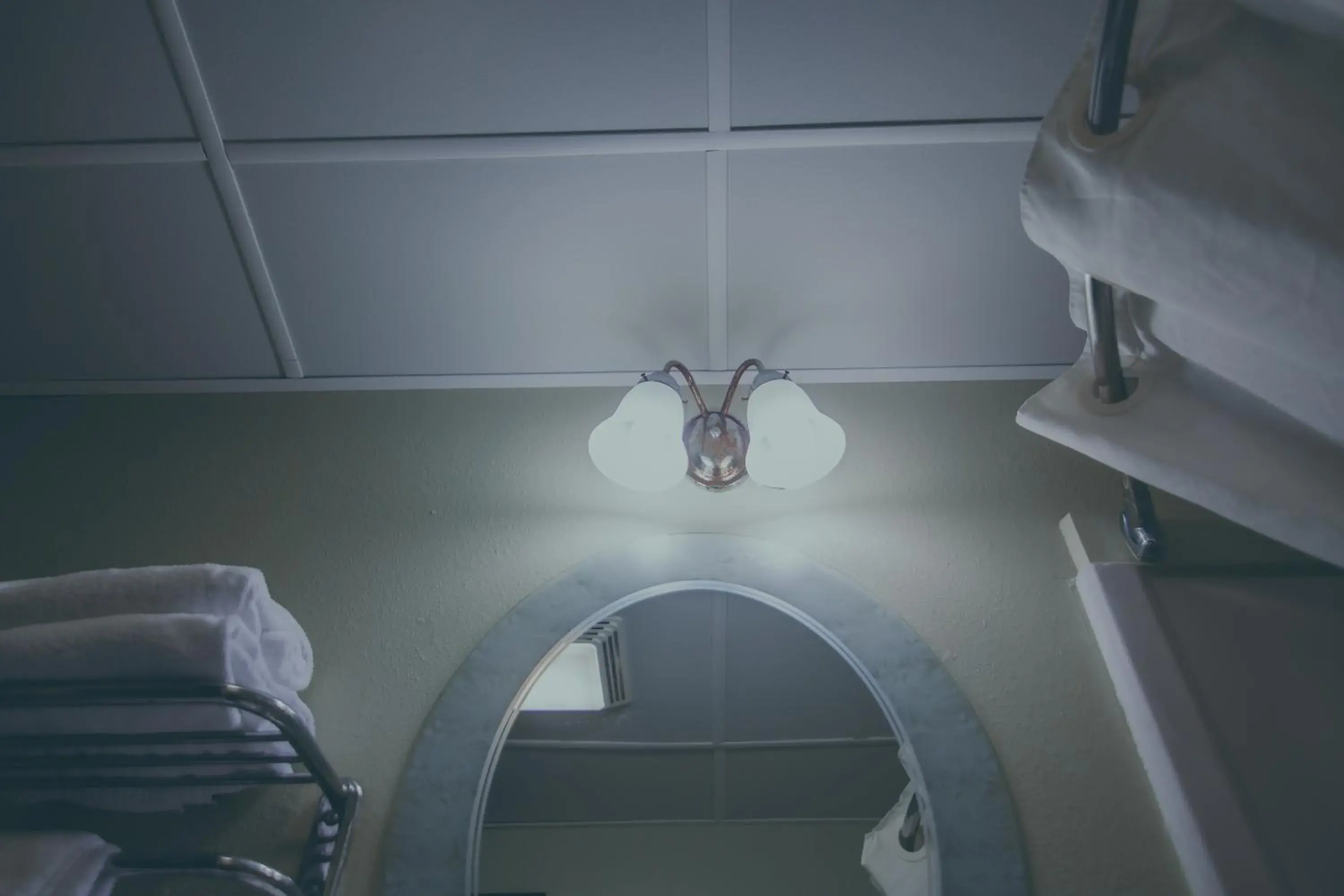 Bathroom, Bed in The Hotel Ottumwa Bathroom, Bed in The Hotel Ottumwa