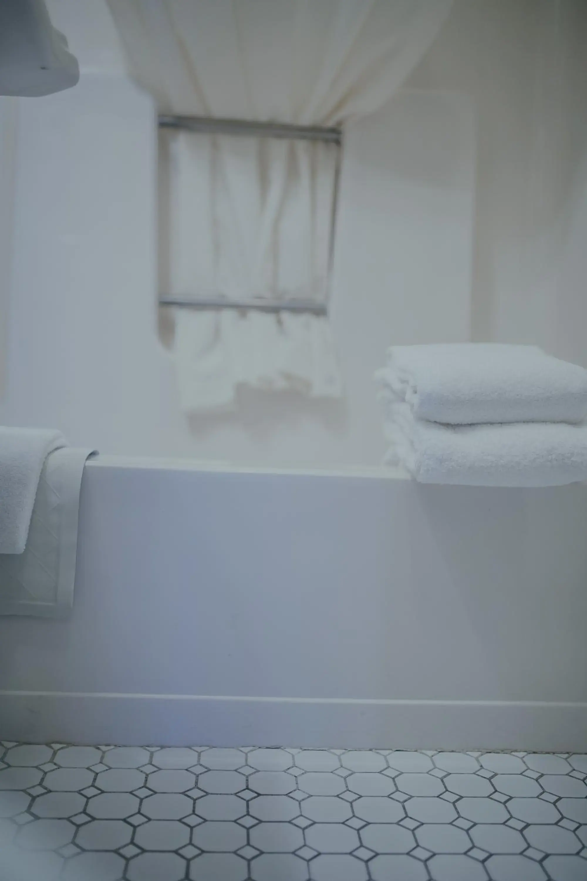 Bathroom, Bed in The Hotel Ottumwa Bathroom, Bed in The Hotel Ottumwa