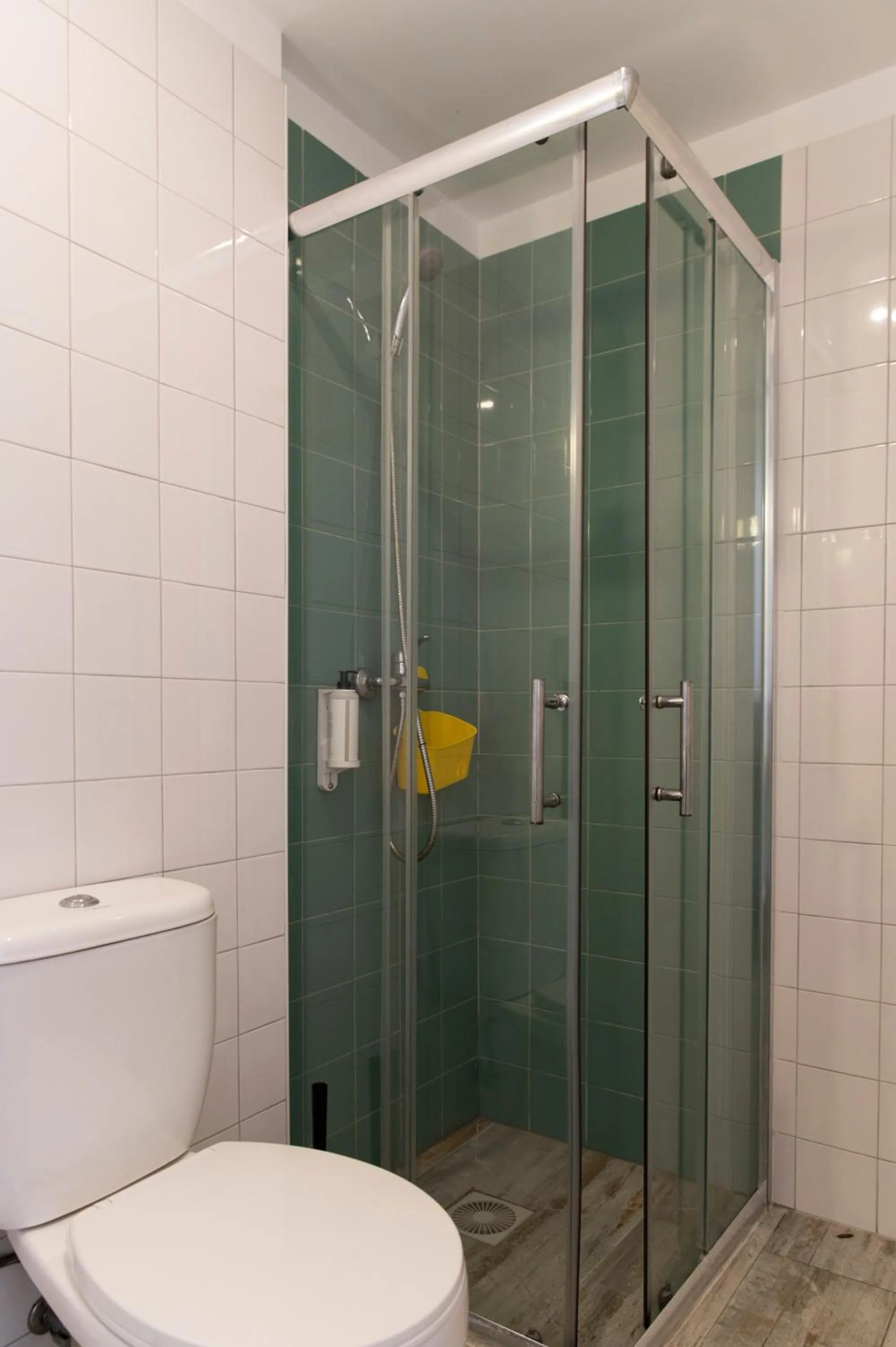 Shower in WOT Peniche Social