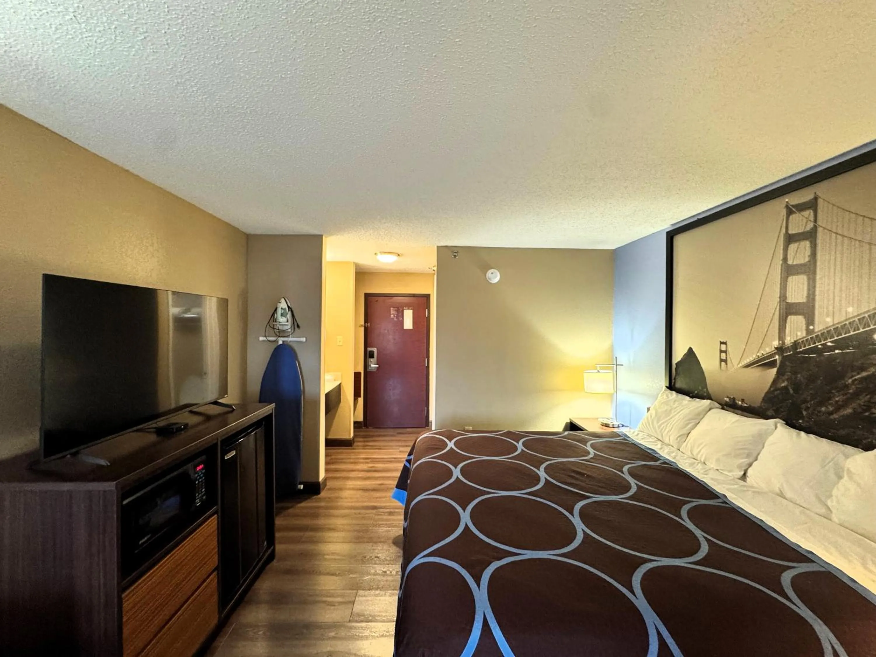 Photo of the whole room, Bed in Super 8 by Wyndham Booneville