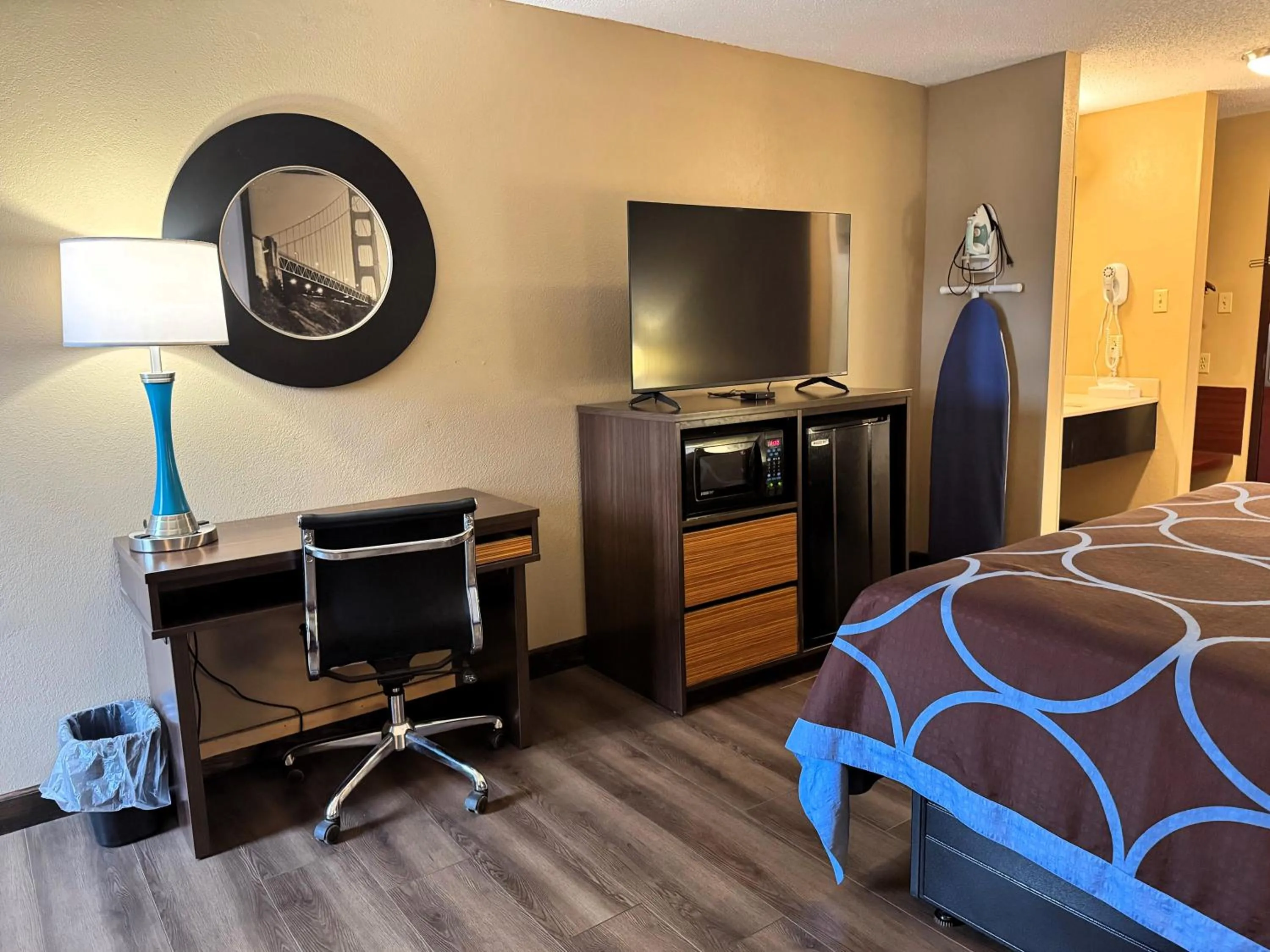TV and multimedia, Bed in Super 8 by Wyndham Booneville