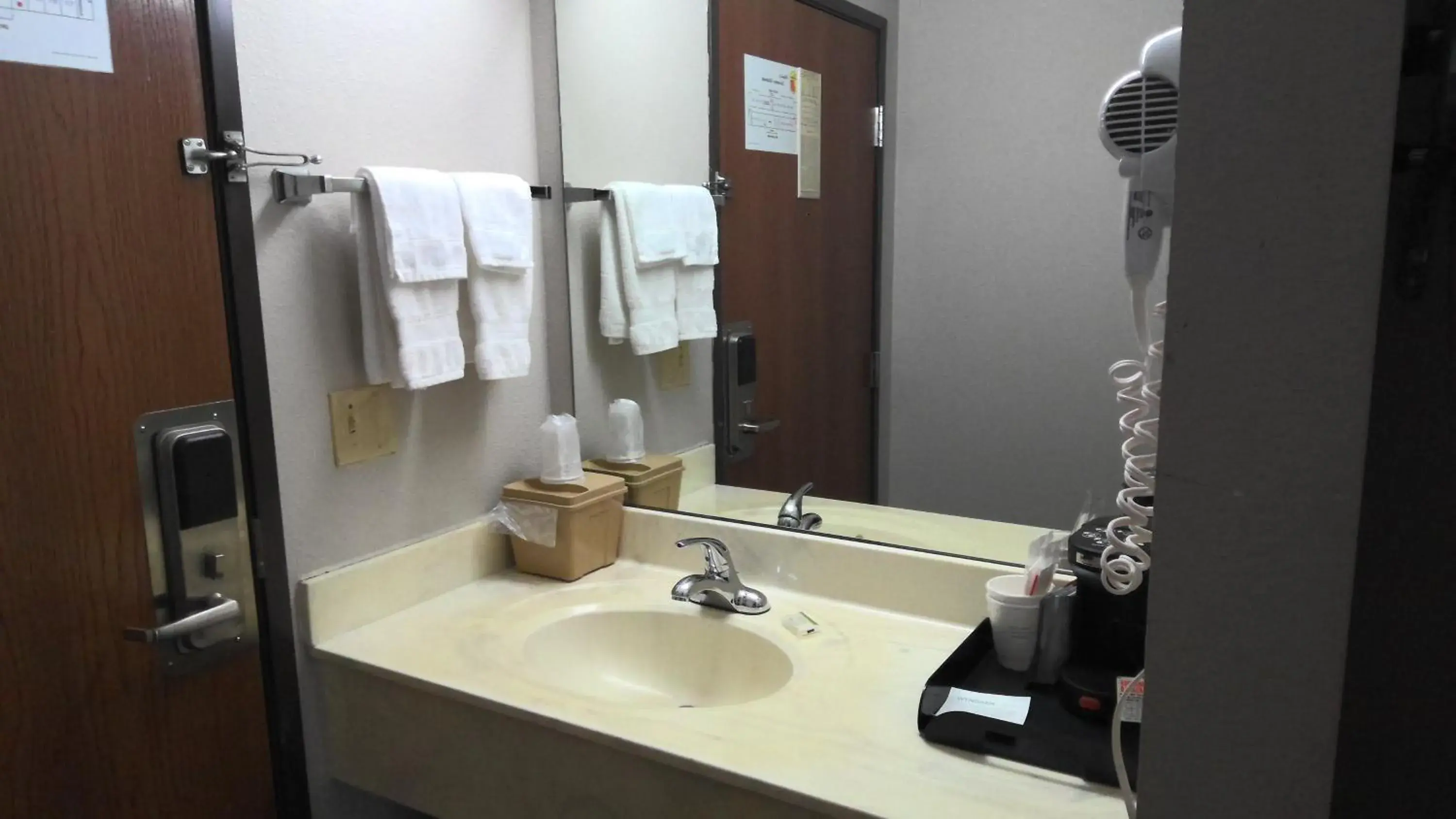 King Room - Non-Smoking in Super 8 by Wyndham Claremore OK King Room - Non-Smoking in Super 8 by Wyndham Claremore OK