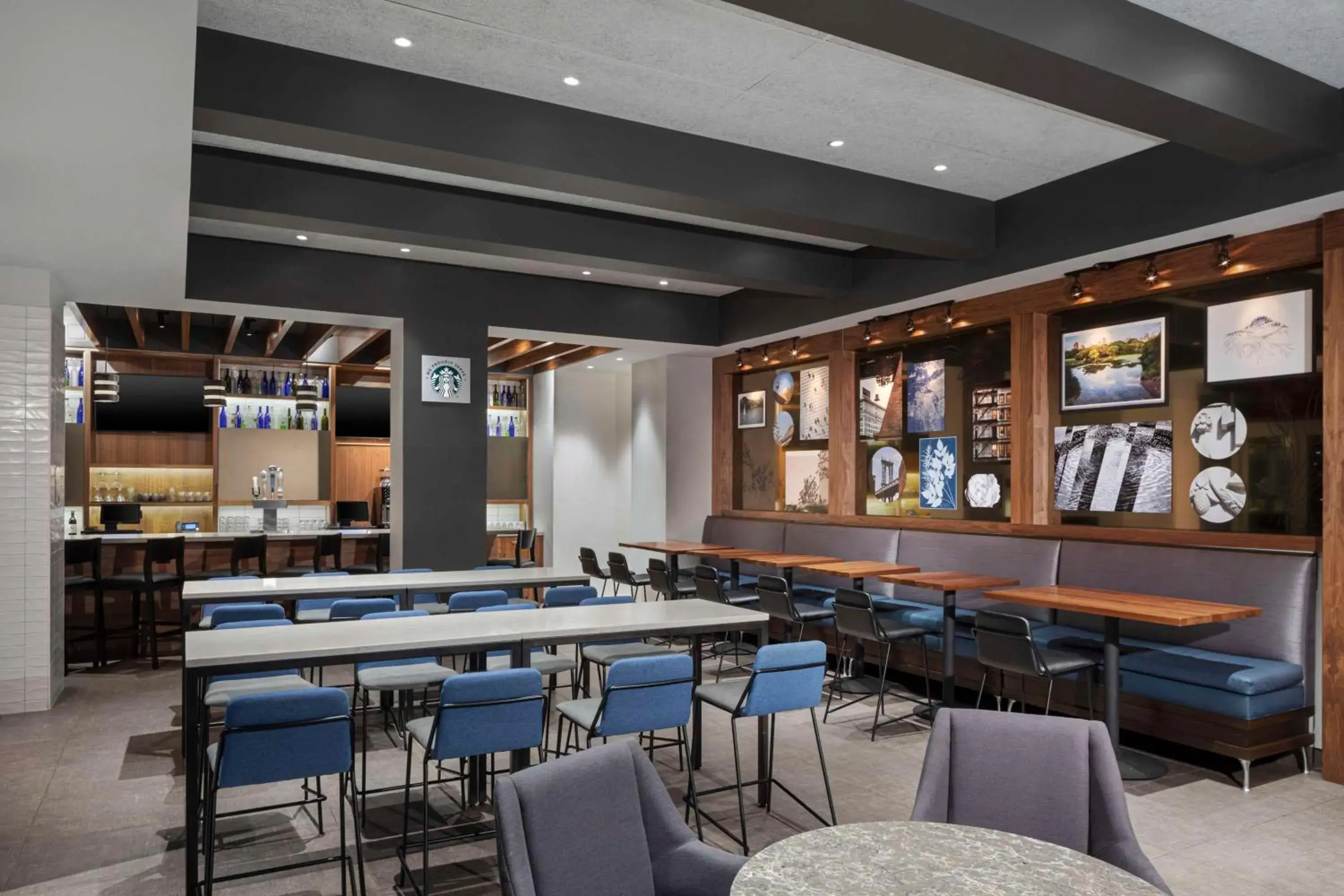 Lounge or bar in Hyatt Place New York City - Times Square Lounge or bar in Hyatt Place New York City - Times Square