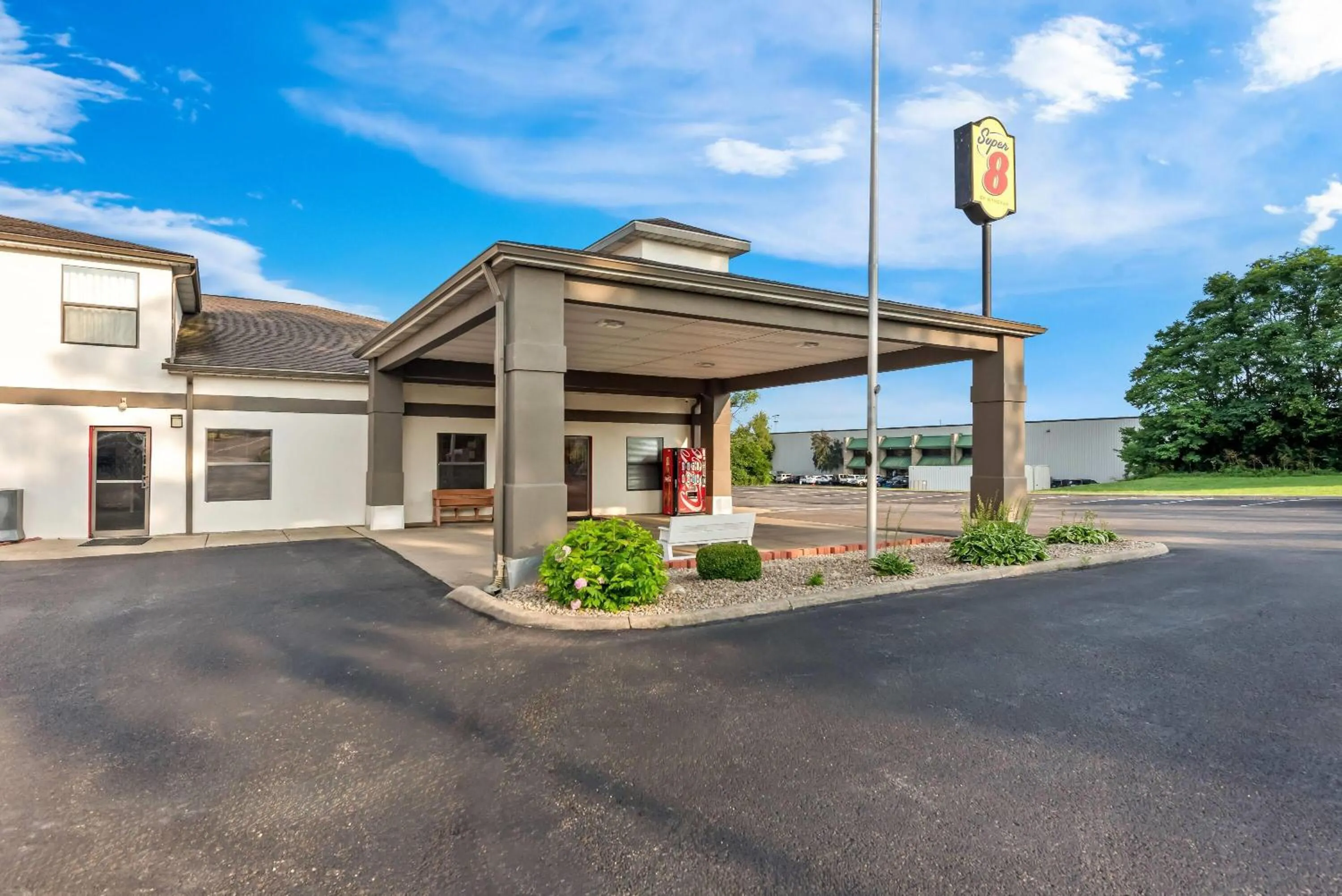 Property building in Super 8 by Wyndham Bellefontaine