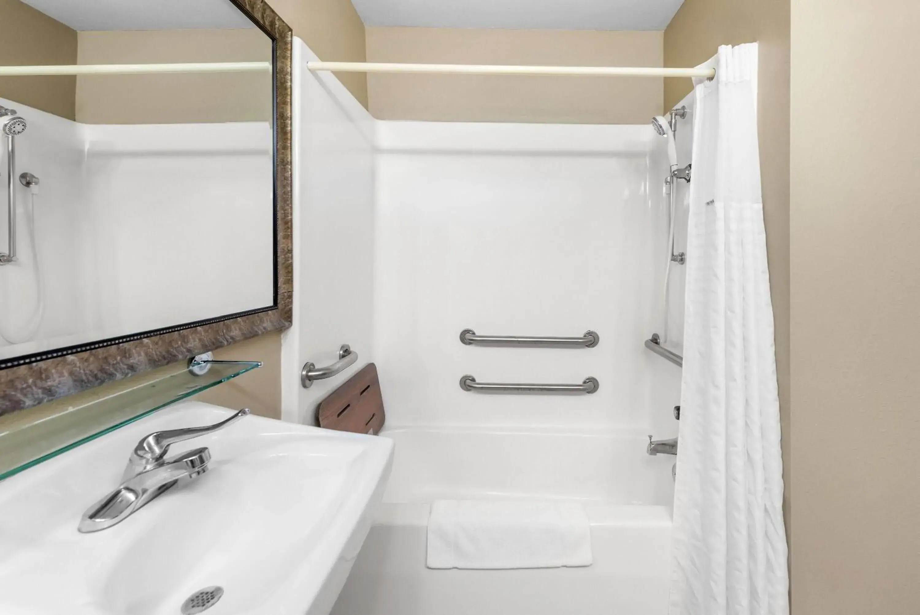 King Room - Disability Access/Non-Smoking in Super 8 by Wyndham Bellefontaine King Room - Disability Access/Non-Smoking in Super 8 by Wyndham Bellefontaine