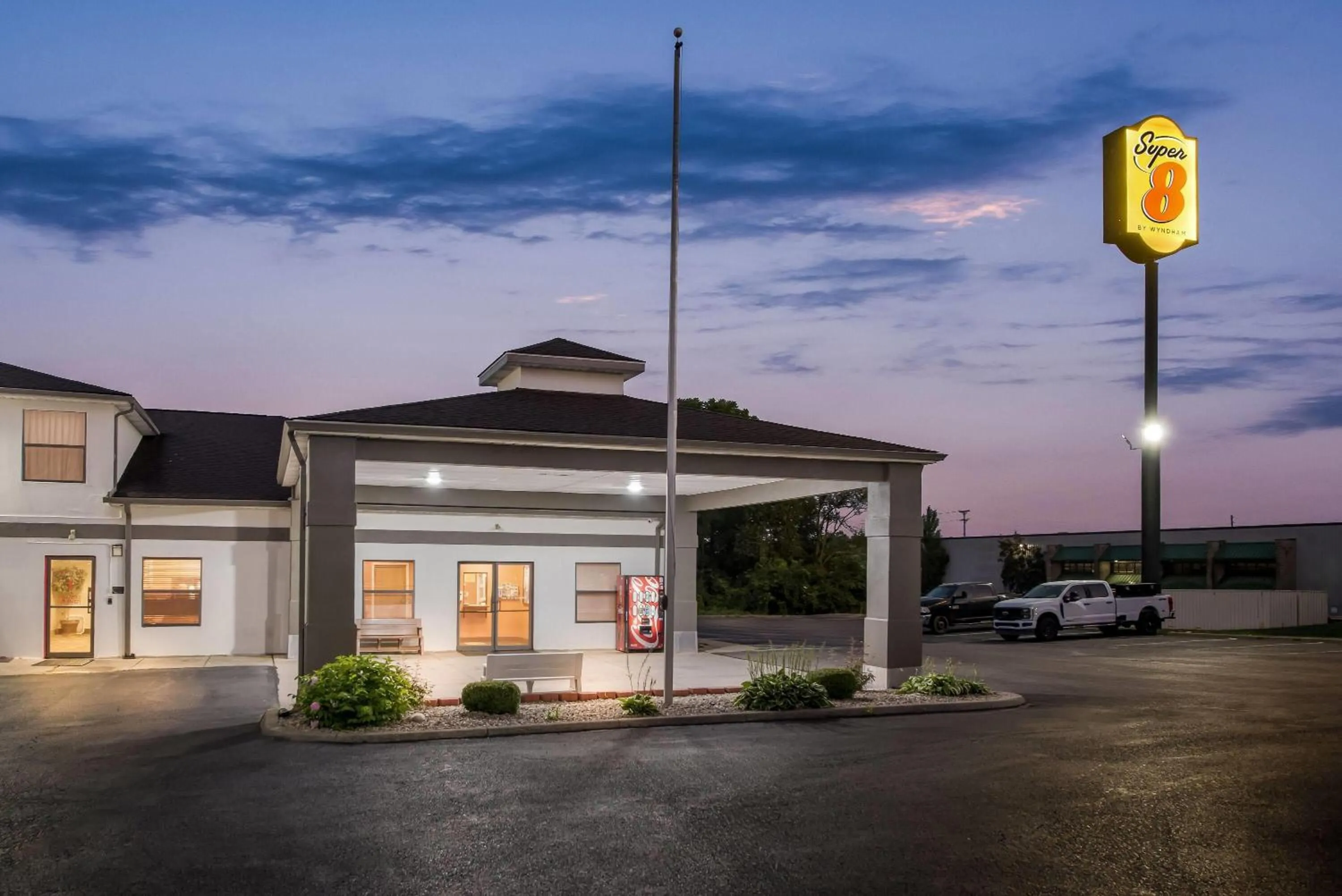 Property building in Super 8 by Wyndham Bellefontaine