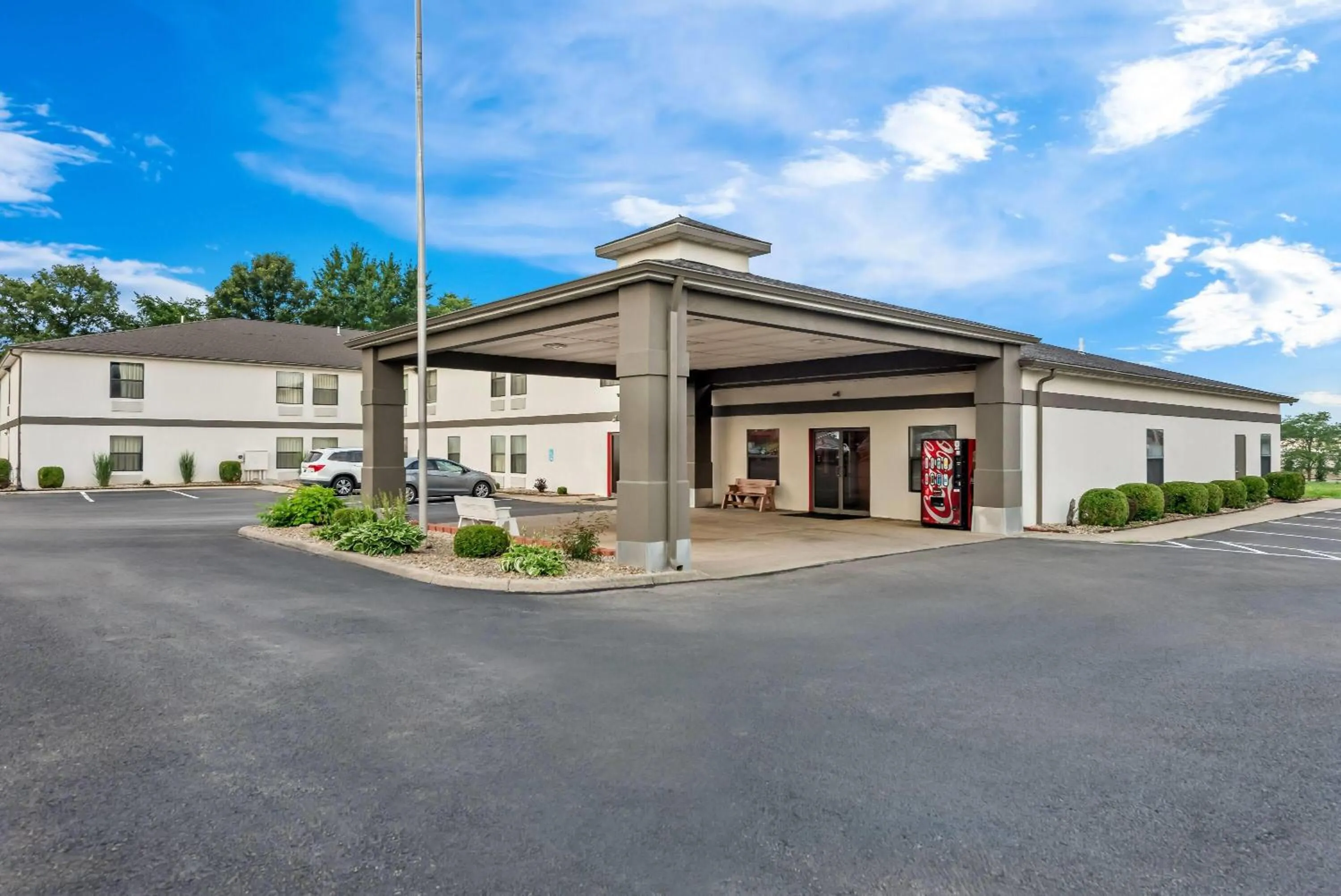 Property building in Super 8 by Wyndham Bellefontaine