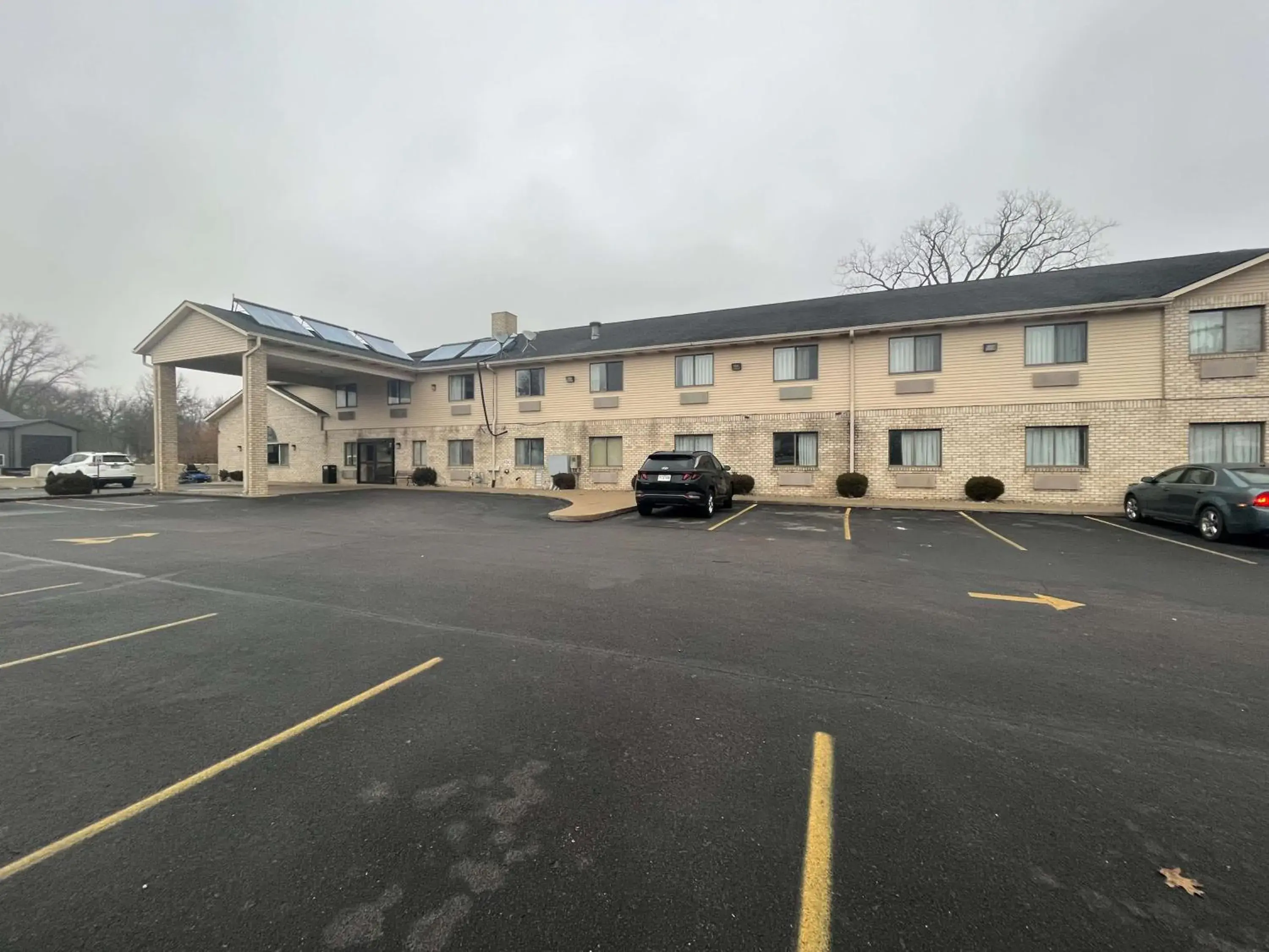 Property building in Motel 6 Portland, IN Property building in Motel 6 Portland, IN