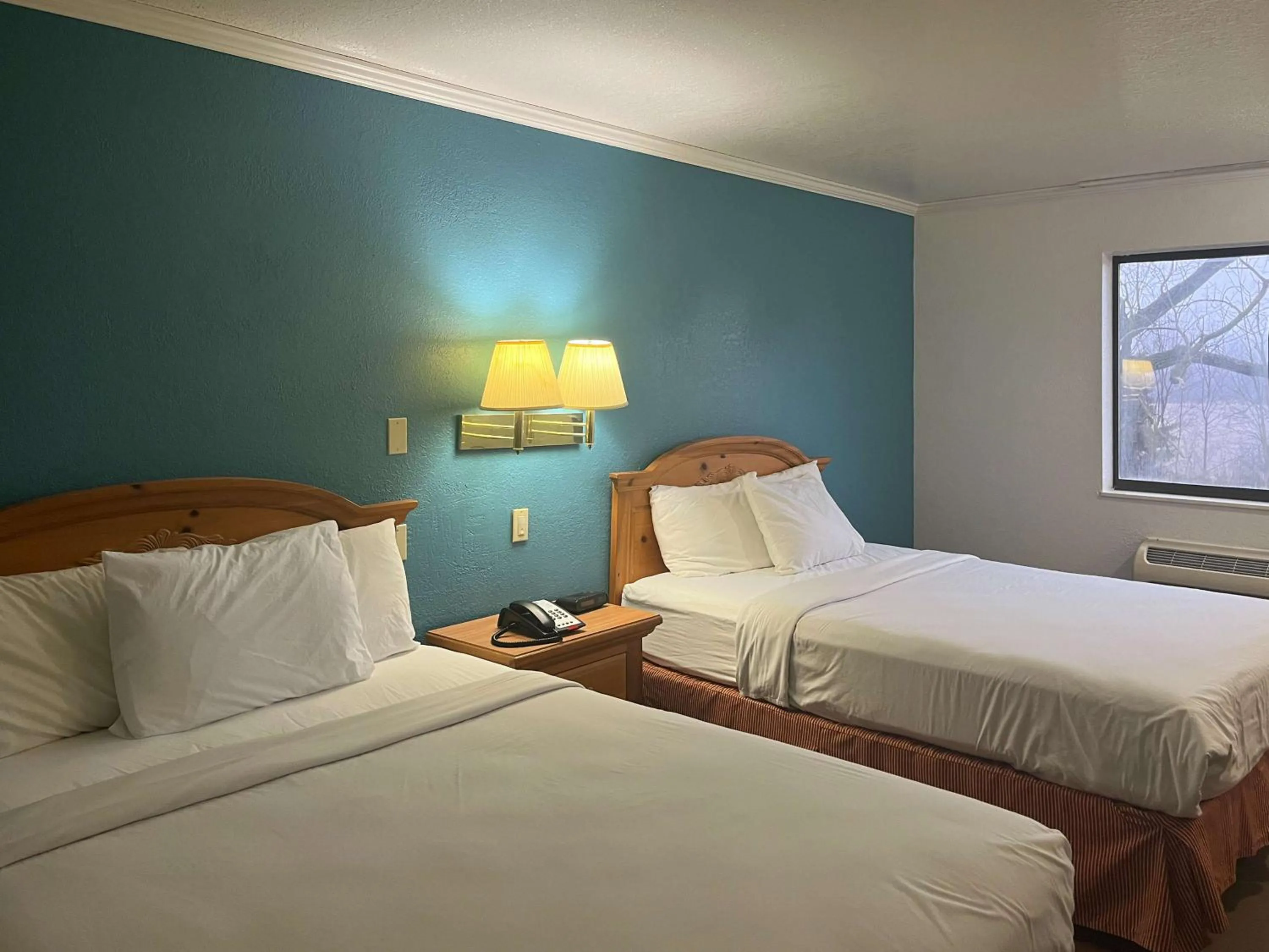 Photo of the whole room, Bed in Motel 6 Portland, IN