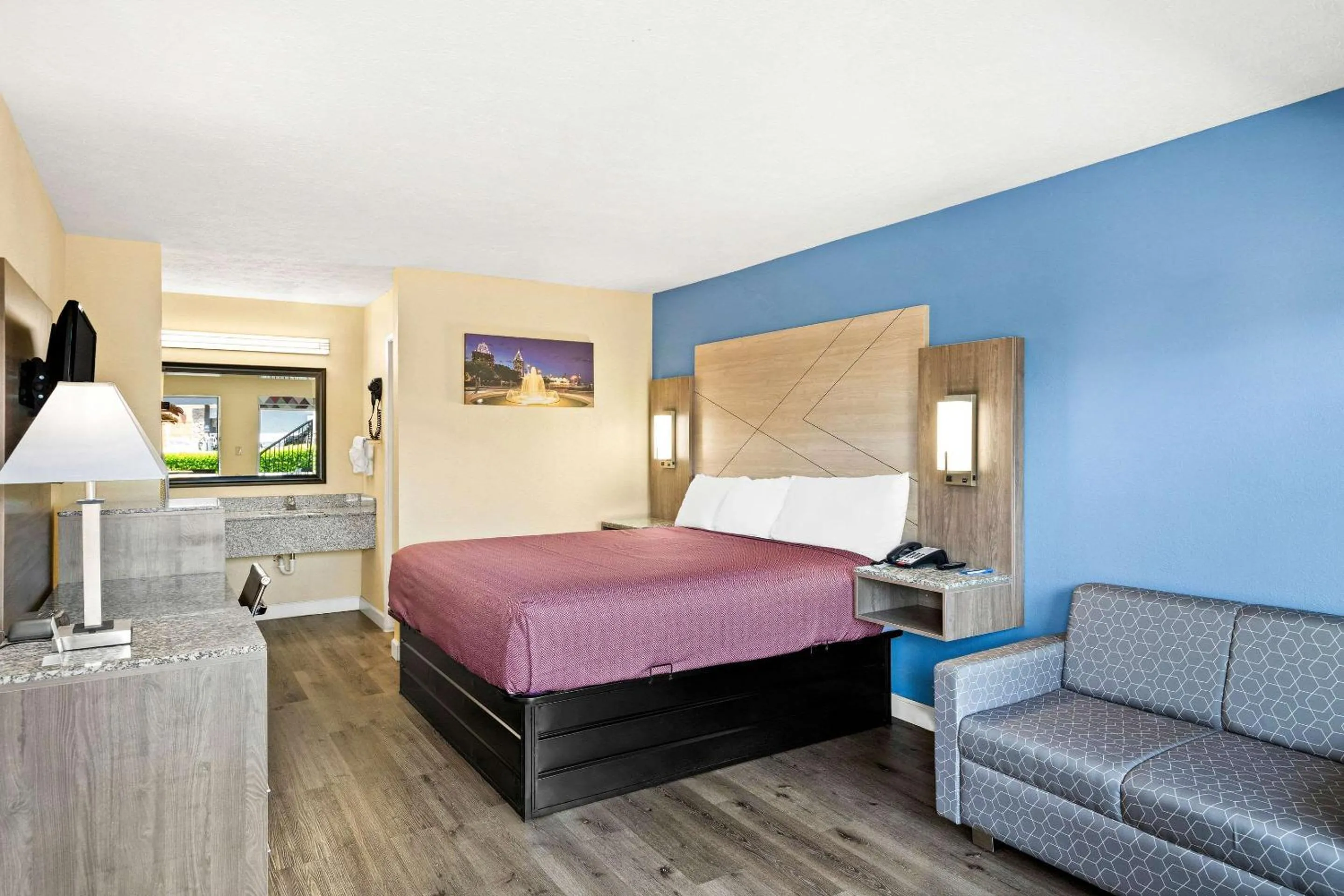 Photo of the whole room, Bed in Rodeway Inn Oxford