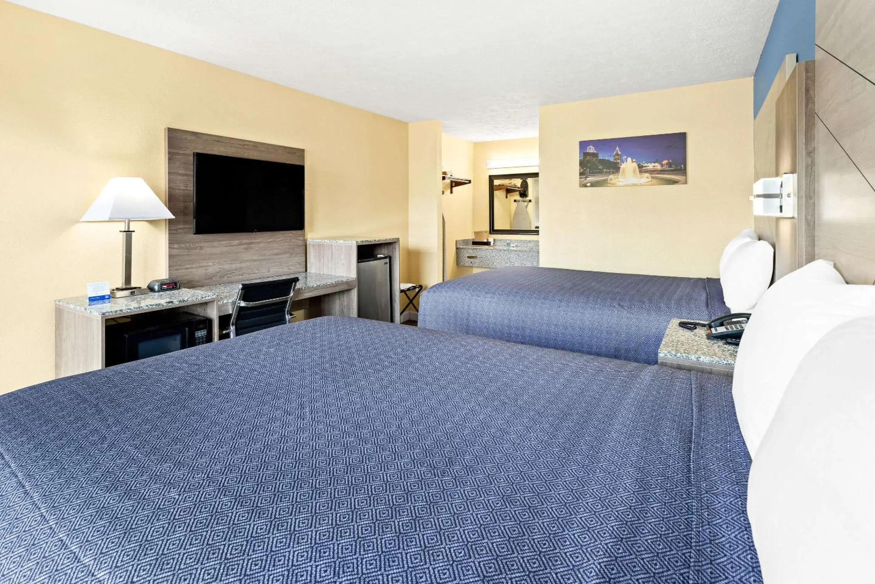 TV and multimedia, Bed in Rodeway Inn Oxford TV and multimedia, Bed in Rodeway Inn Oxford