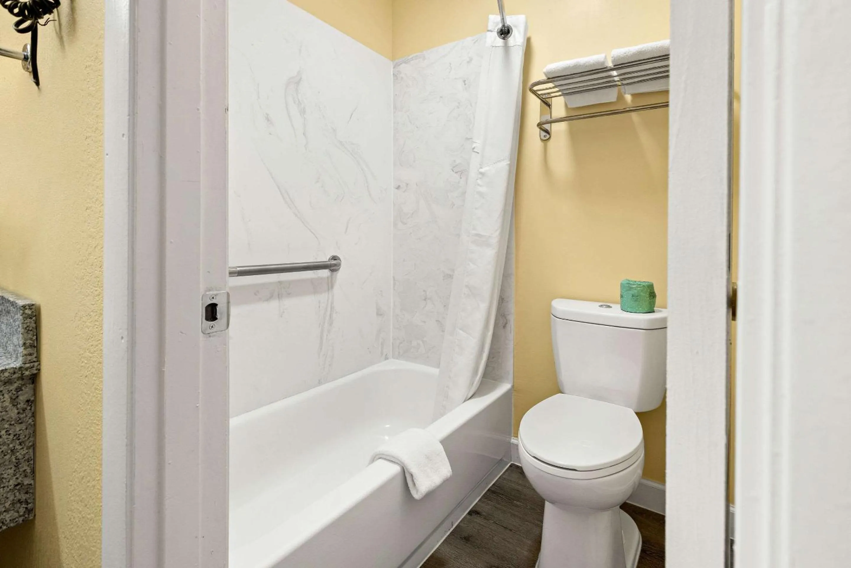 Shower in Rodeway Inn Oxford