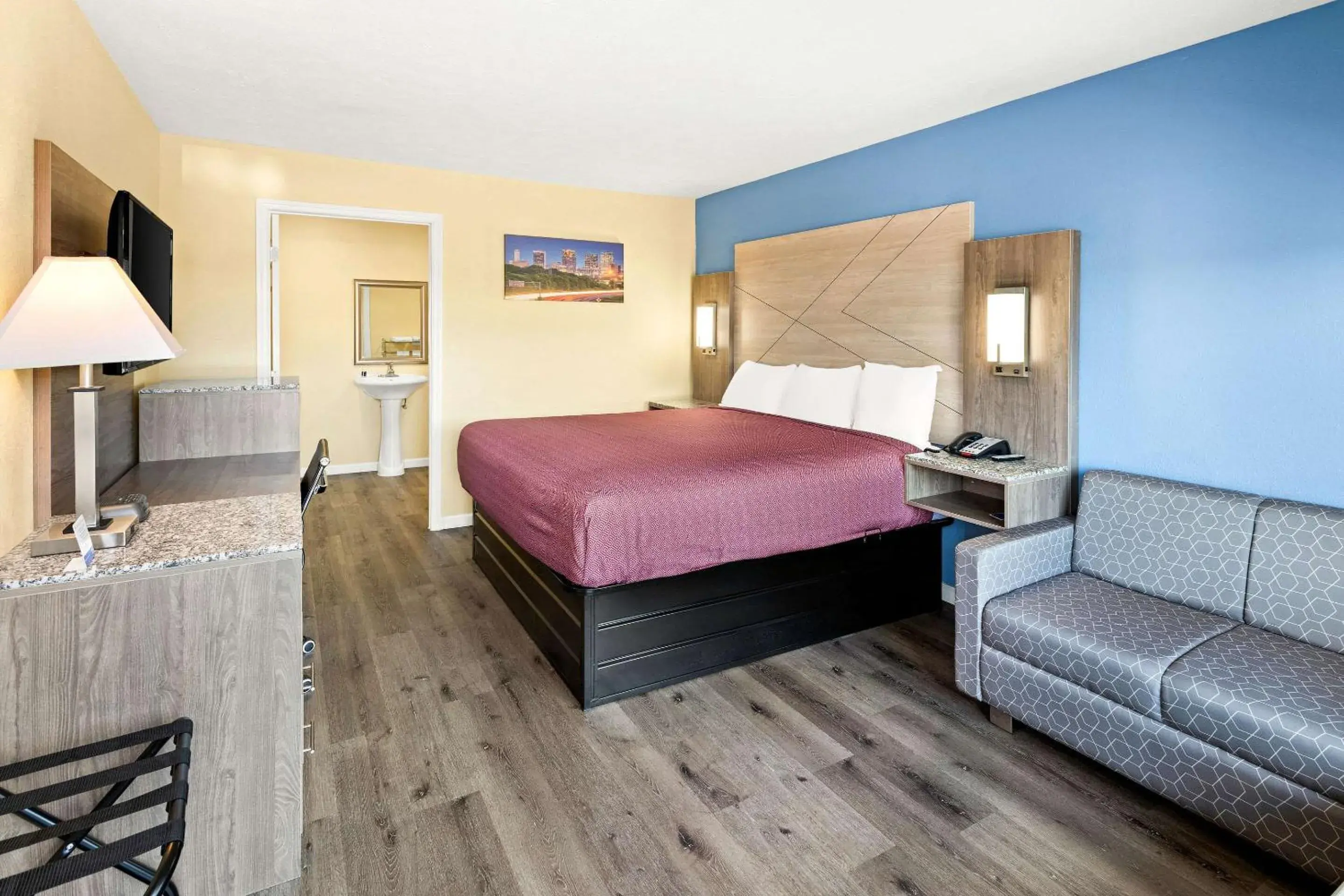 Photo of the whole room, Bed in Rodeway Inn Oxford Photo of the whole room, Bed in Rodeway Inn Oxford