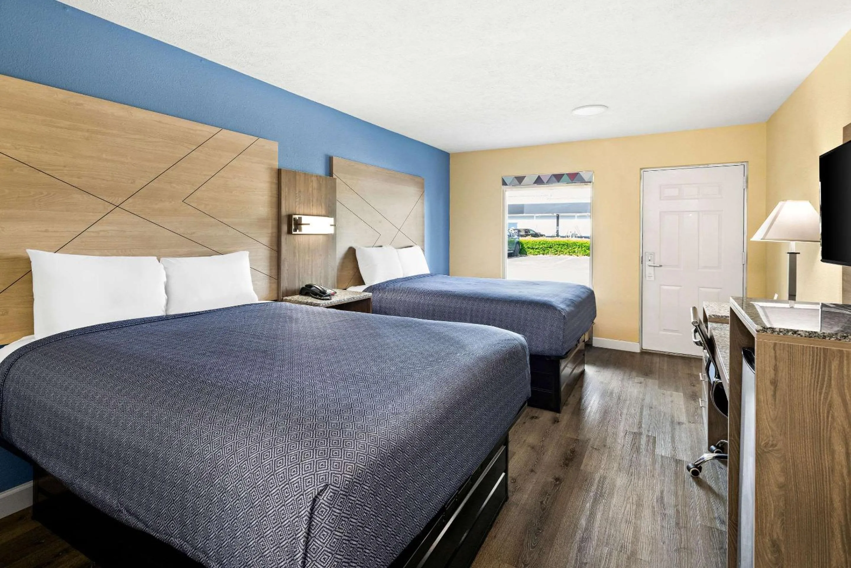 Bedroom, Bed in Rodeway Inn Oxford