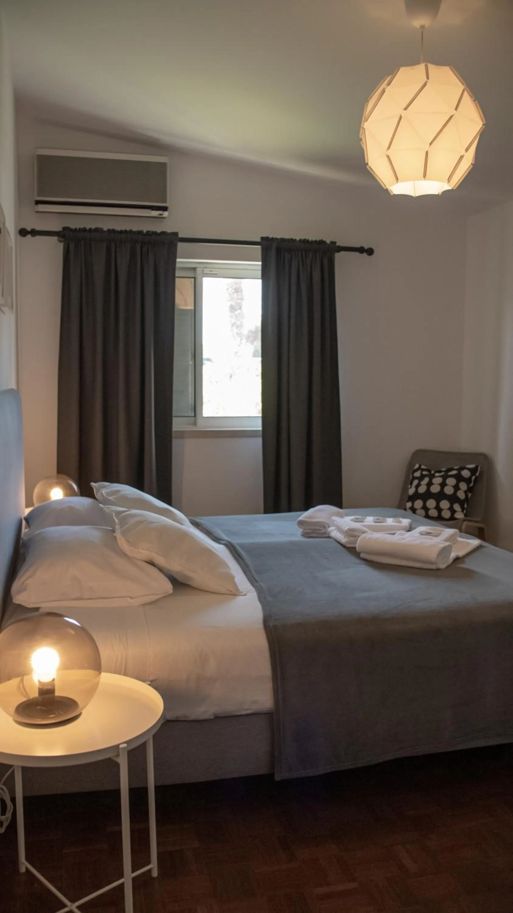 Bed in Pine House - Faro Airport, Beach and City Center