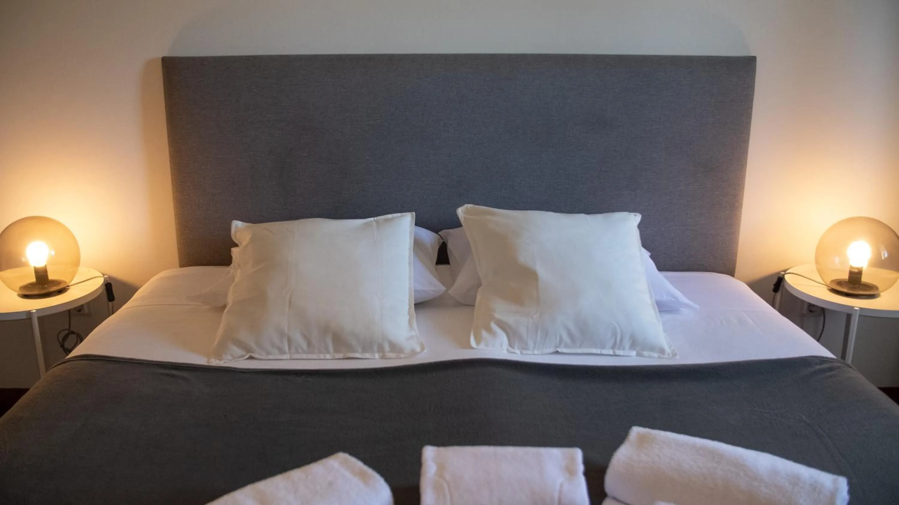 Bed in Pine House - Faro Airport, Beach and City Center