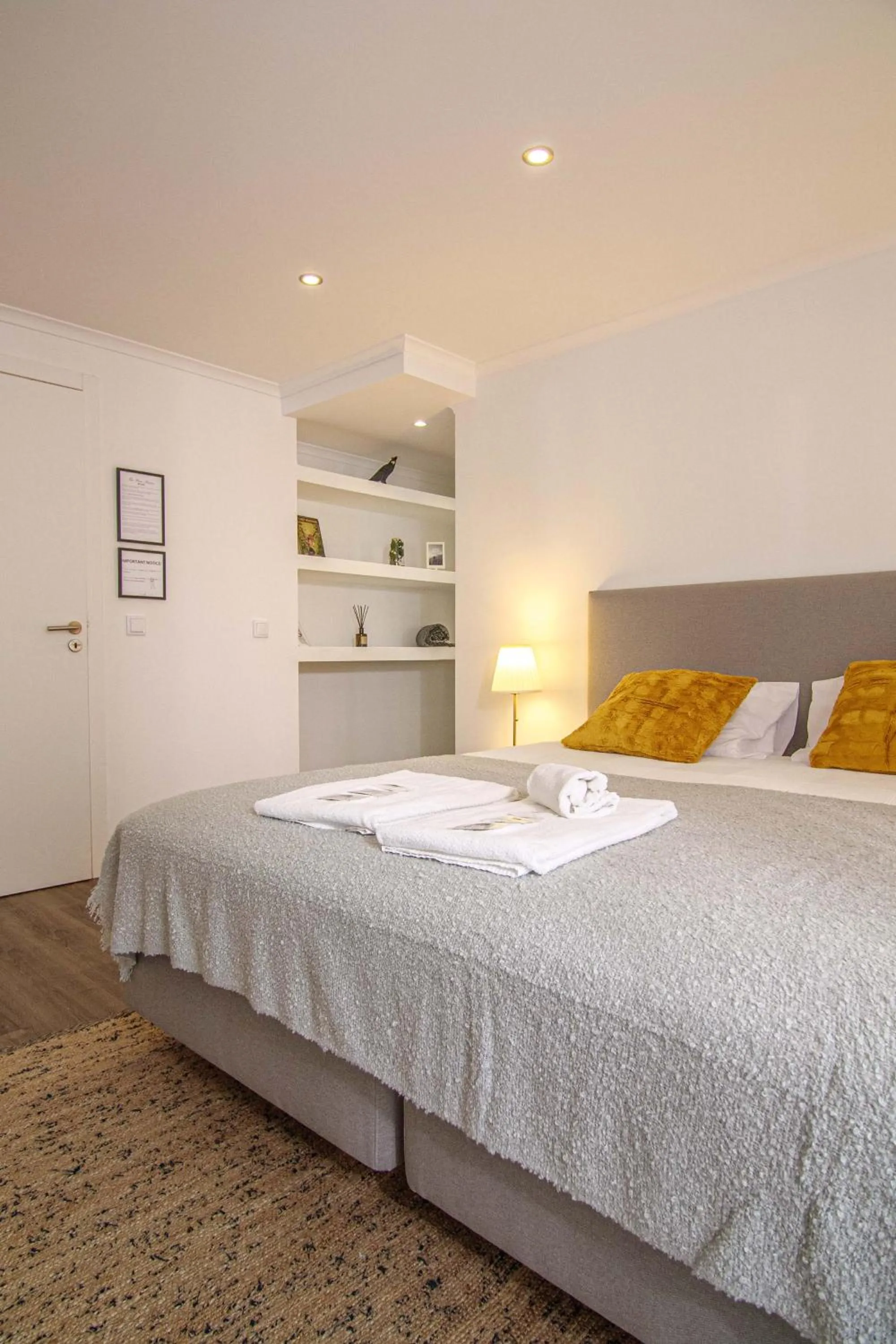 Bed in Pine House - Faro Airport, Beach and City Center