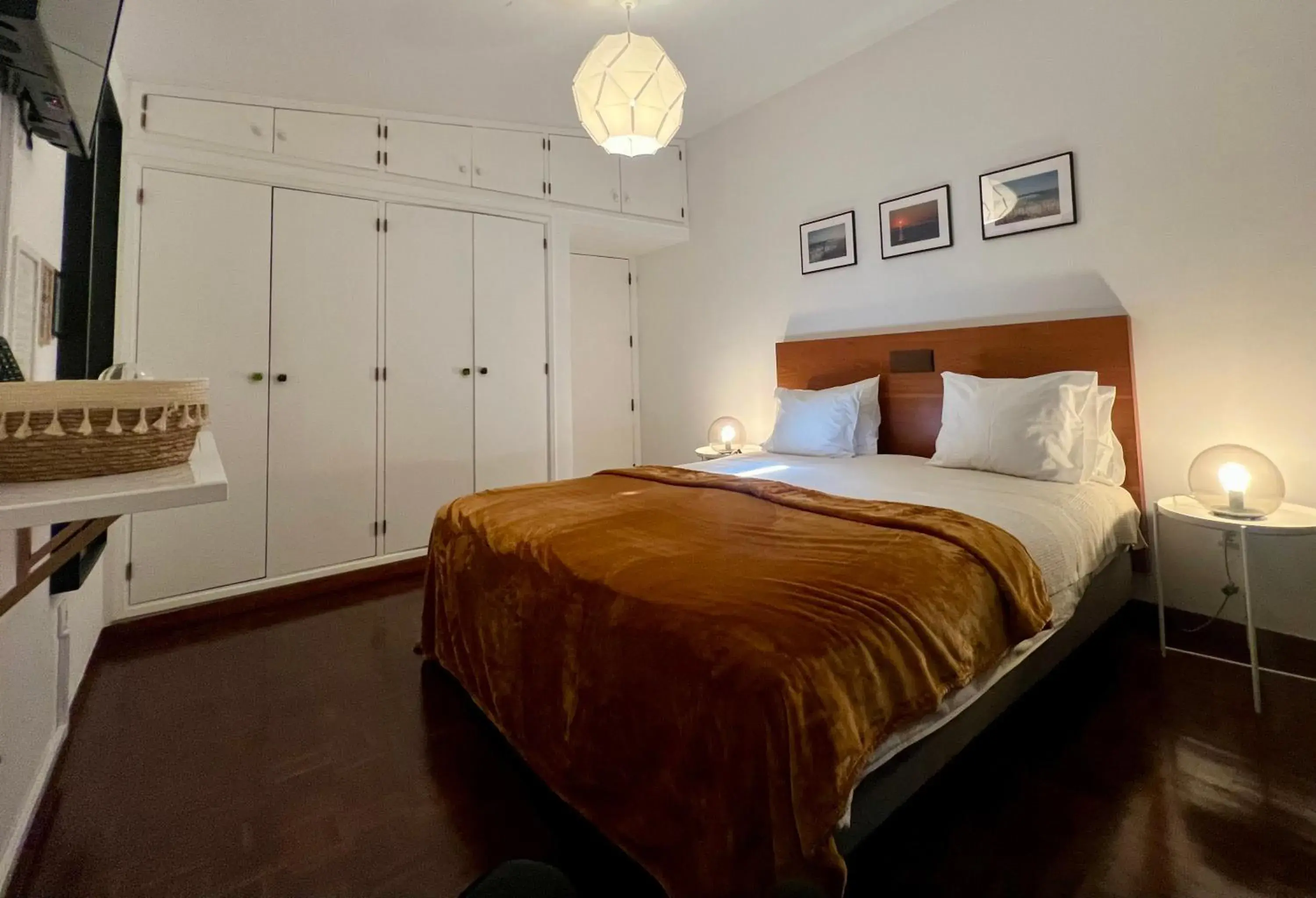 Double Room with Shared Bathroom in Pine House - Faro Airport, Beach and City Center Double Room with Shared Bathroom in Pine House - Faro Airport, Beach and City Center