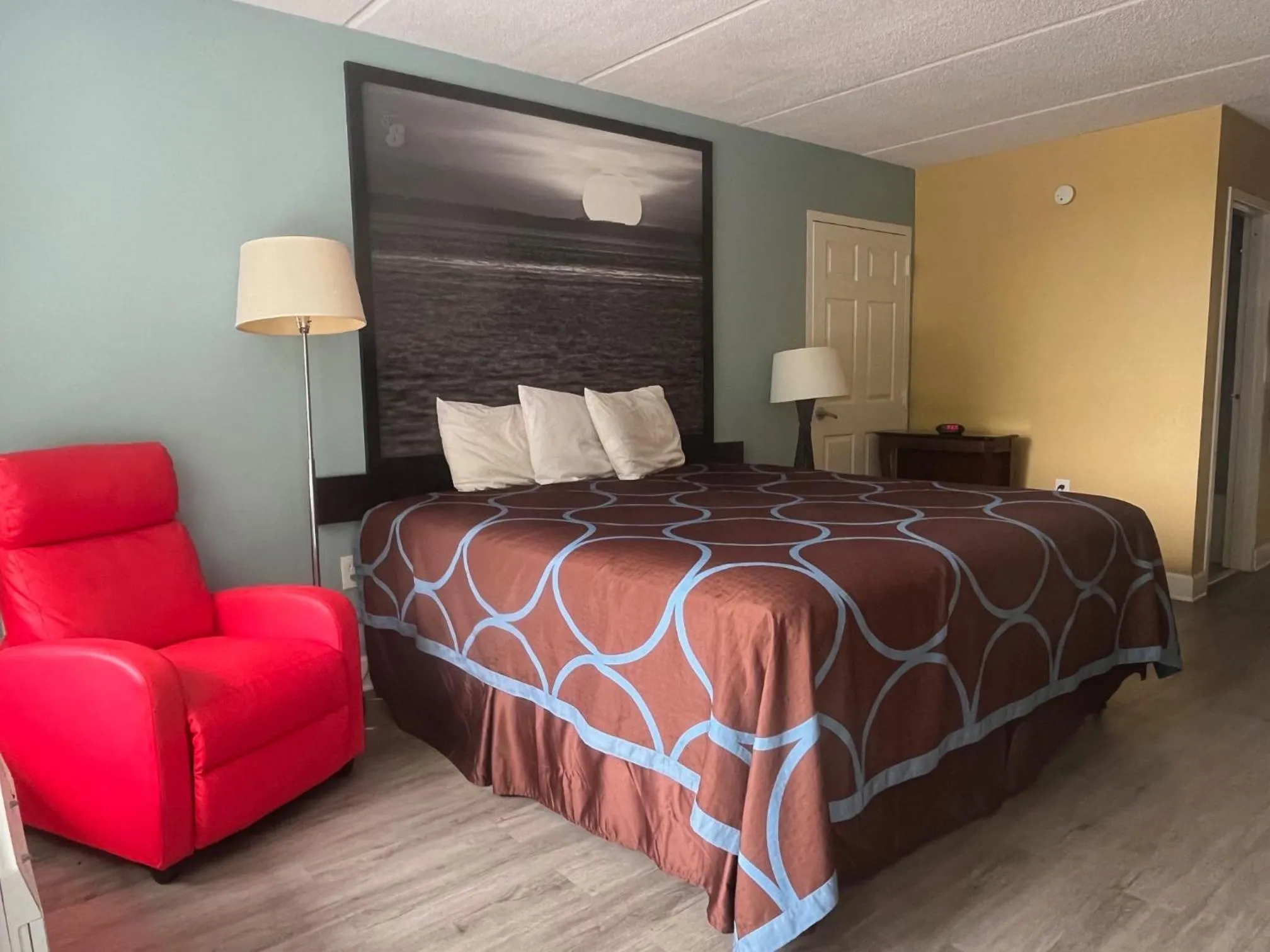 Bed in Super 8 By Wyndham Kingsland I-95 Naval Base Area