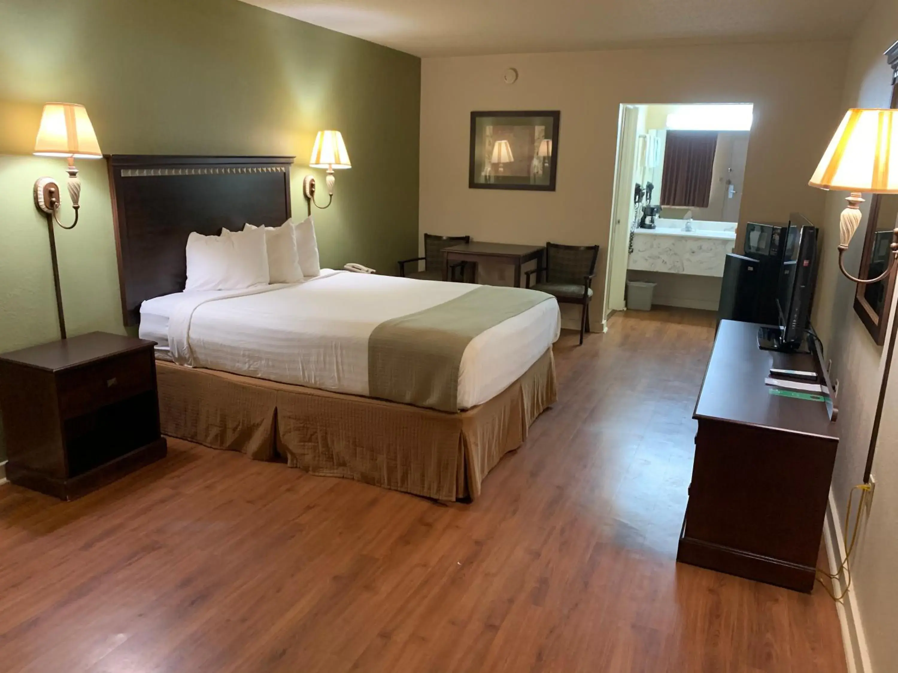 Queen Room - Smoking in Motel 6 Abbeville, AL Queen Room - Smoking in Motel 6 Abbeville, AL