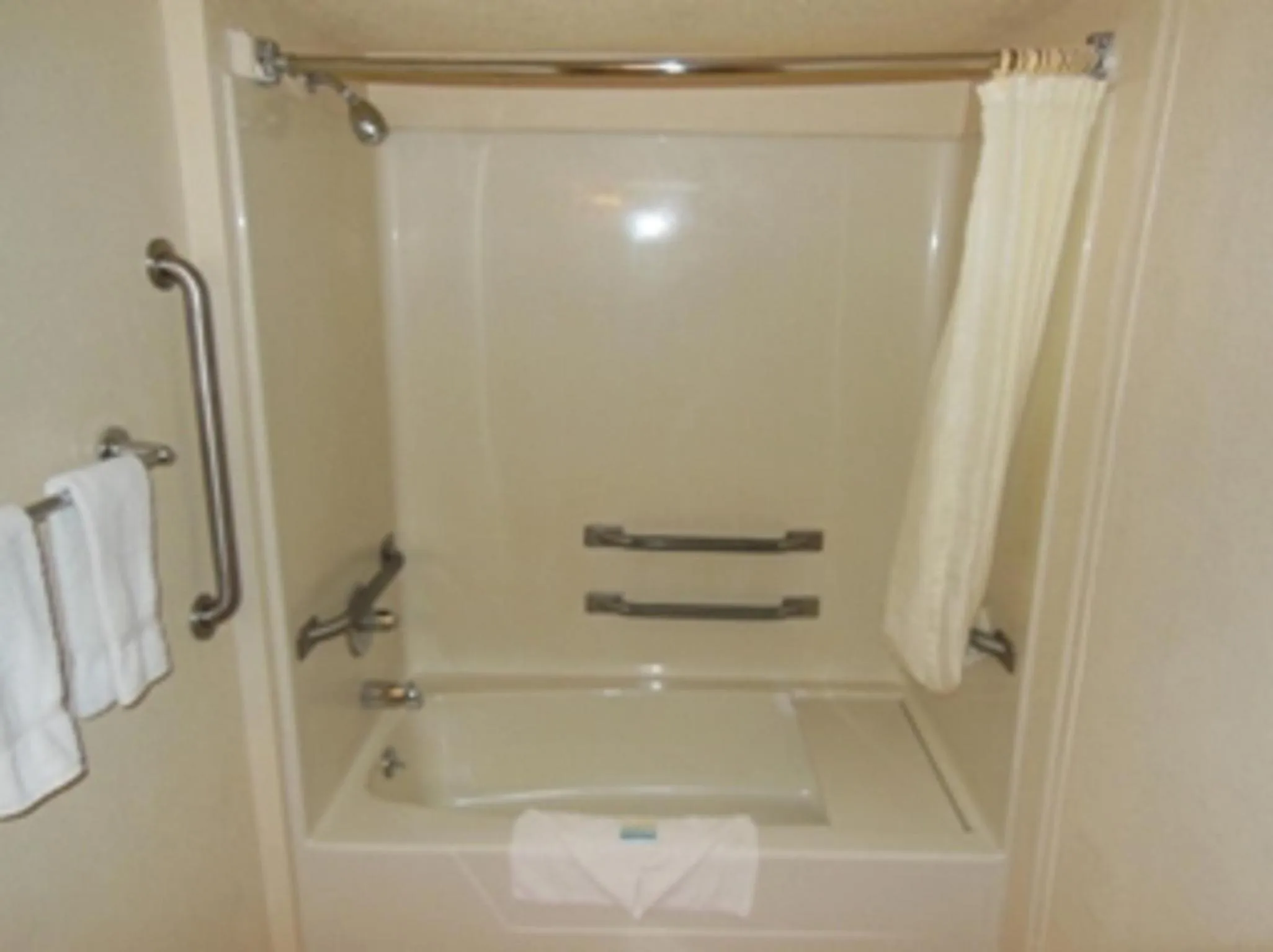 Bathroom in Motel 6 Abbeville, AL