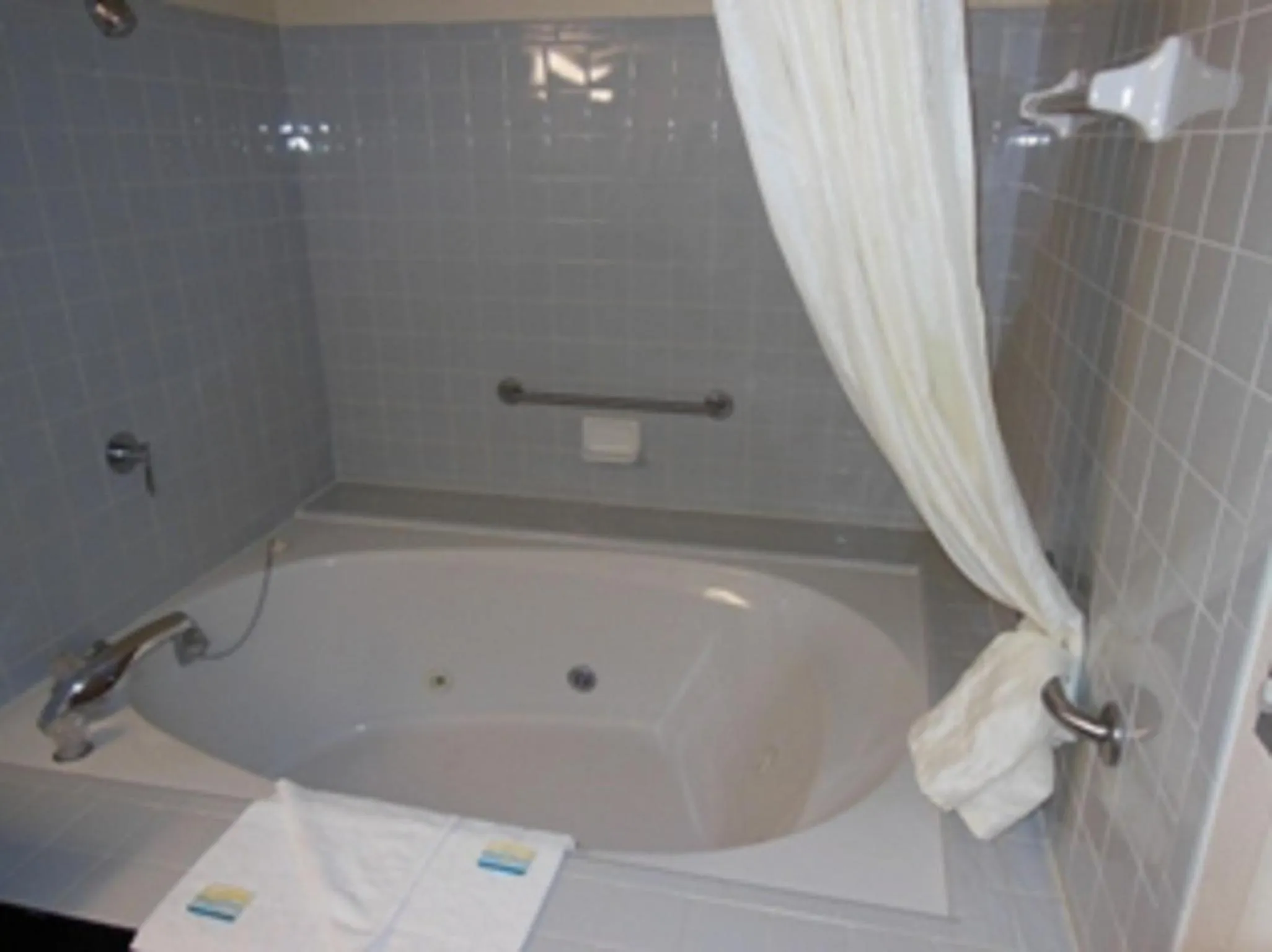 Bathroom in Motel 6 Abbeville, AL