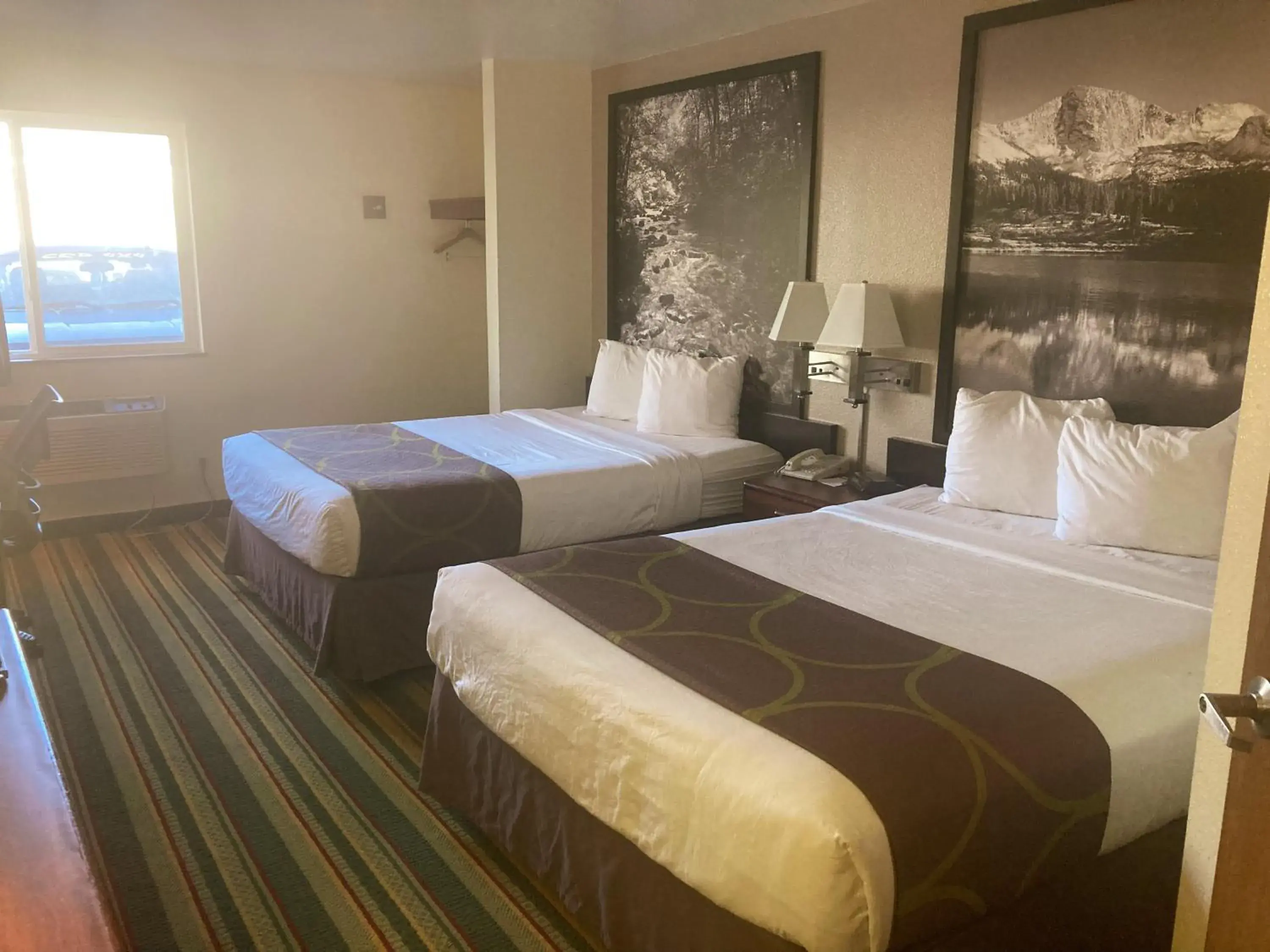 Photo of the whole room, Bed in Super 8 by Wyndham Windsor Photo of the whole room, Bed in Super 8 by Wyndham Windsor