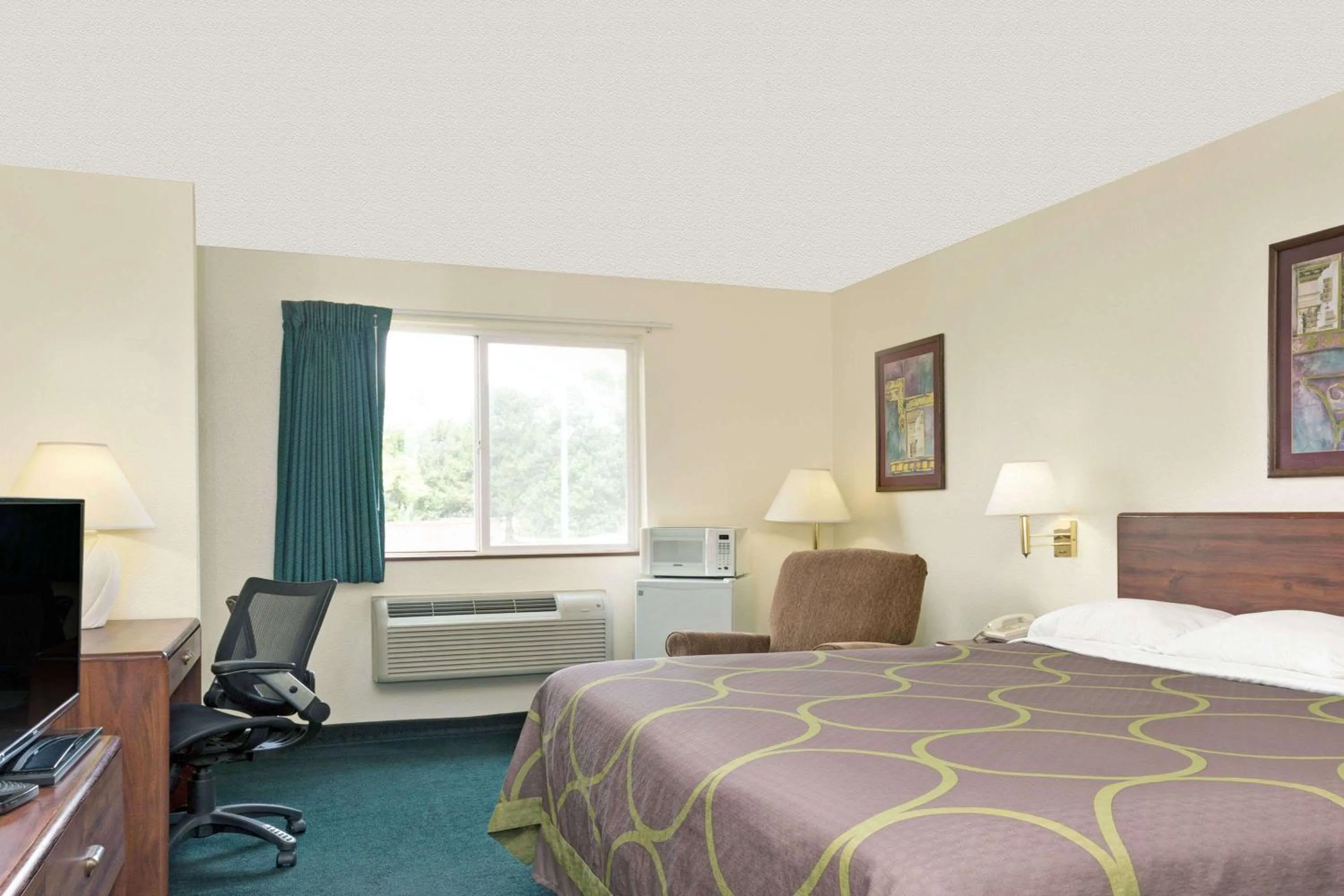 Photo of the whole room, Bed in Super 8 by Wyndham Windsor