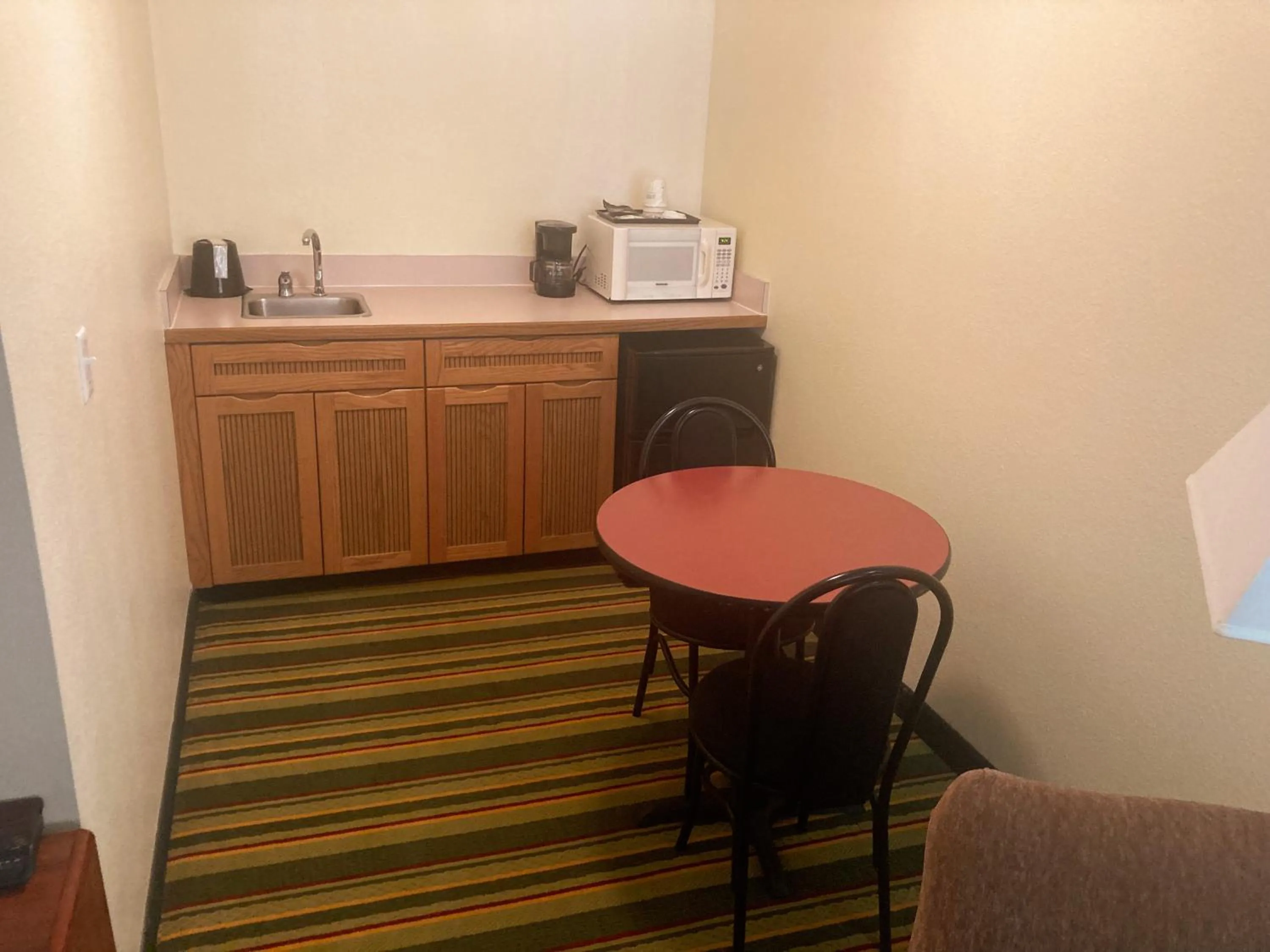 Kitchen or kitchenette in Super 8 by Wyndham Windsor