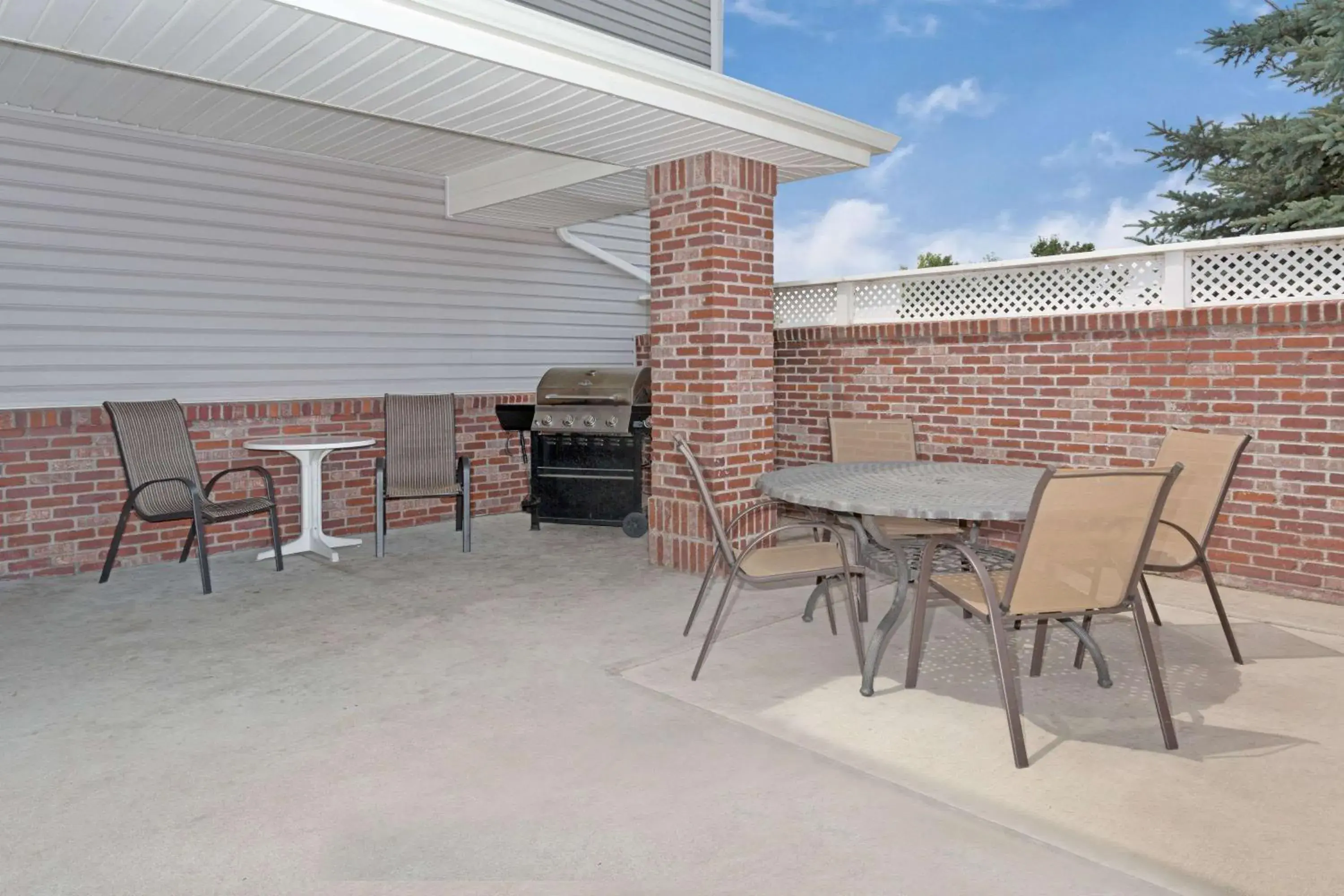 Property building in Super 8 by Wyndham Windsor Property building in Super 8 by Wyndham Windsor