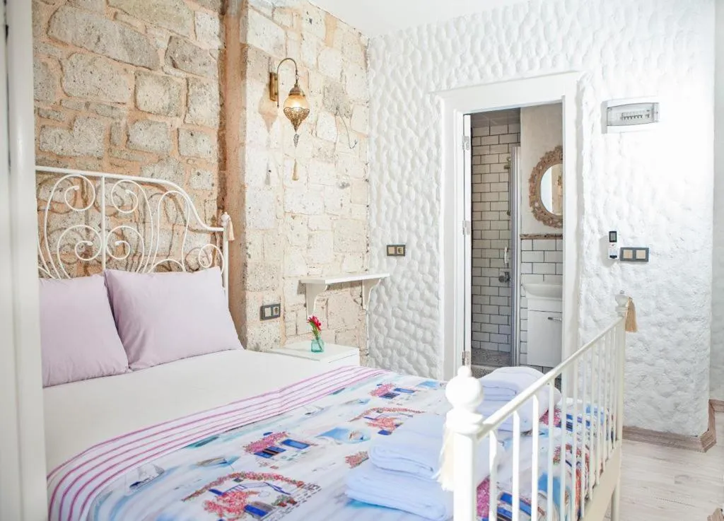 Photo of the whole room, Bed in Kybele Suites Alaçatı