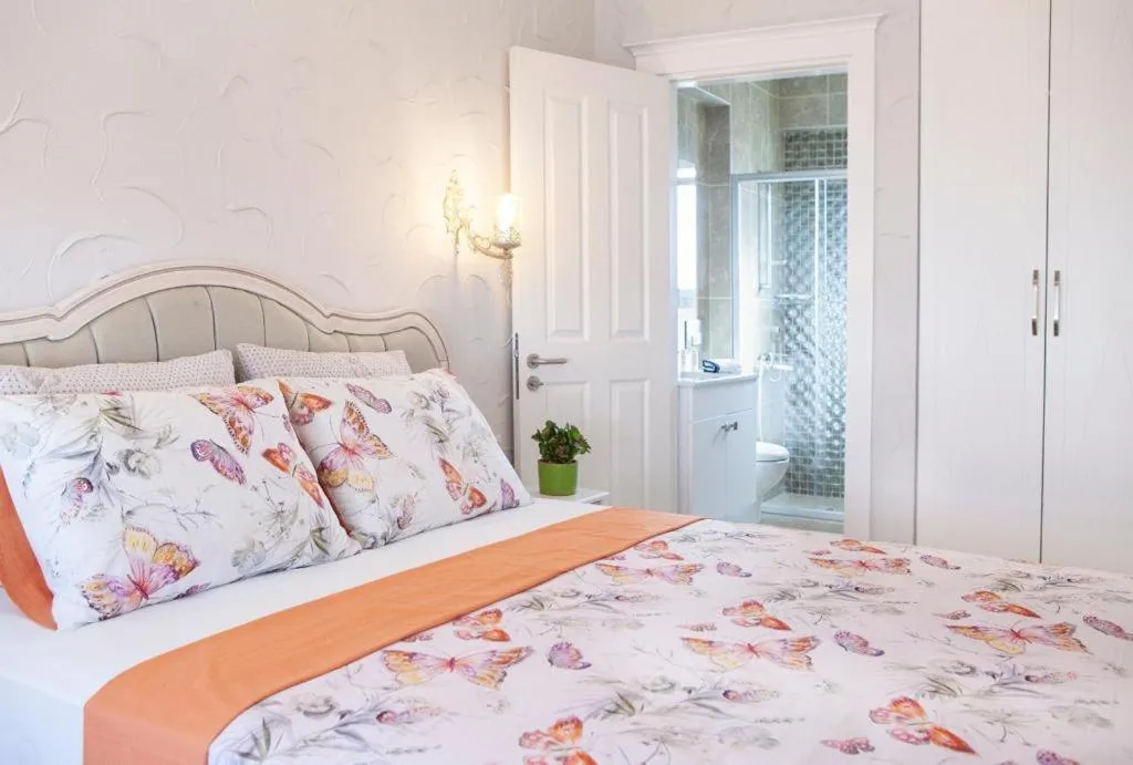 Photo of the whole room, Bed in Kybele Suites Alaçatı