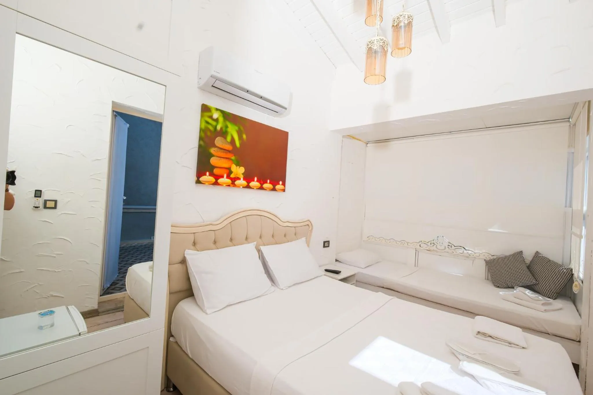 Photo of the whole room, Bed in Kybele Suites Alaçatı