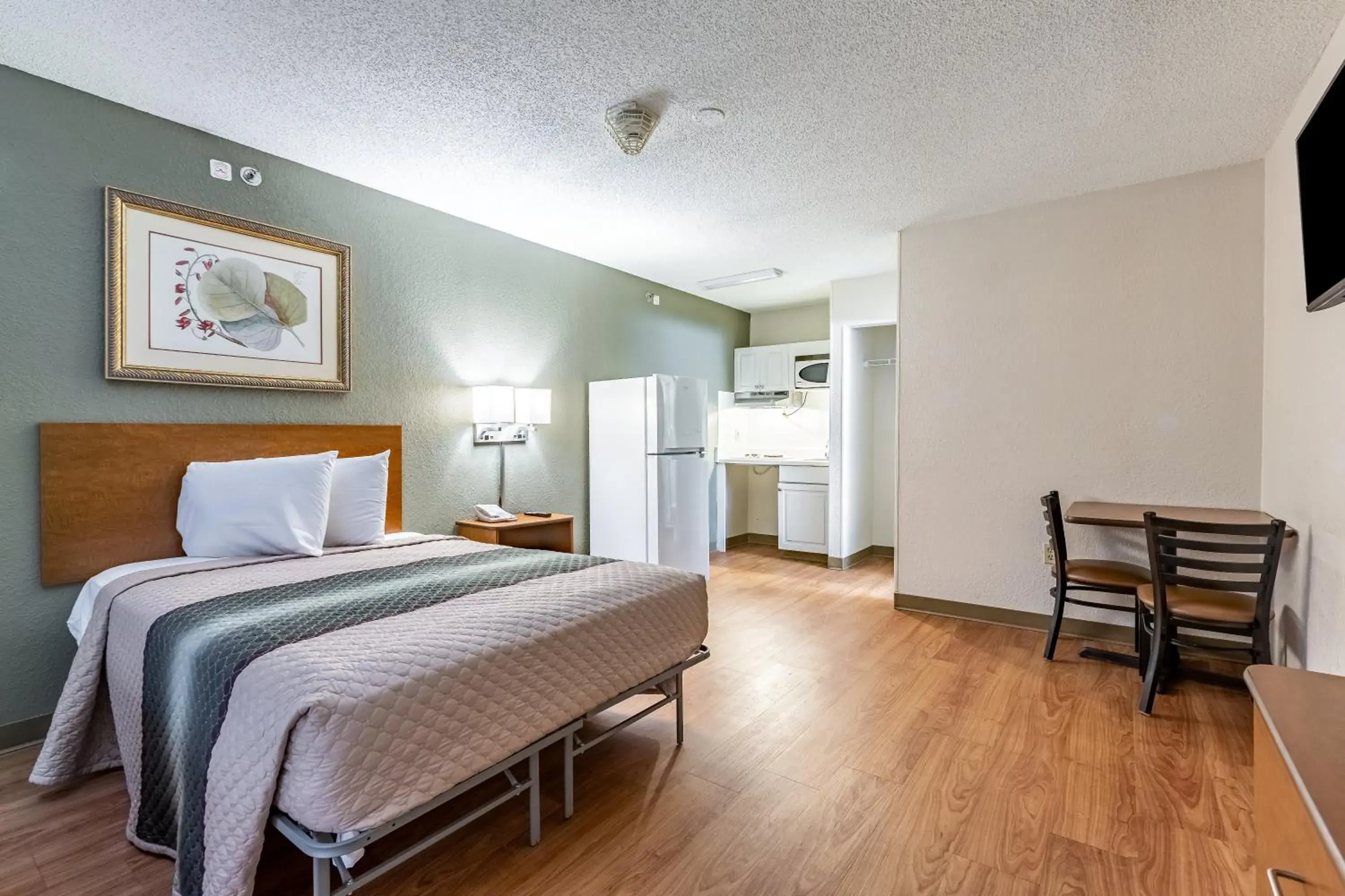 Studio One Double Room Non-Smoking in HomeTowne Studios by Red Roof Atlanta NE – Norcross South Studio One Double Room Non-Smoking in HomeTowne Studios by Red Roof Atlanta NE – Norcross South