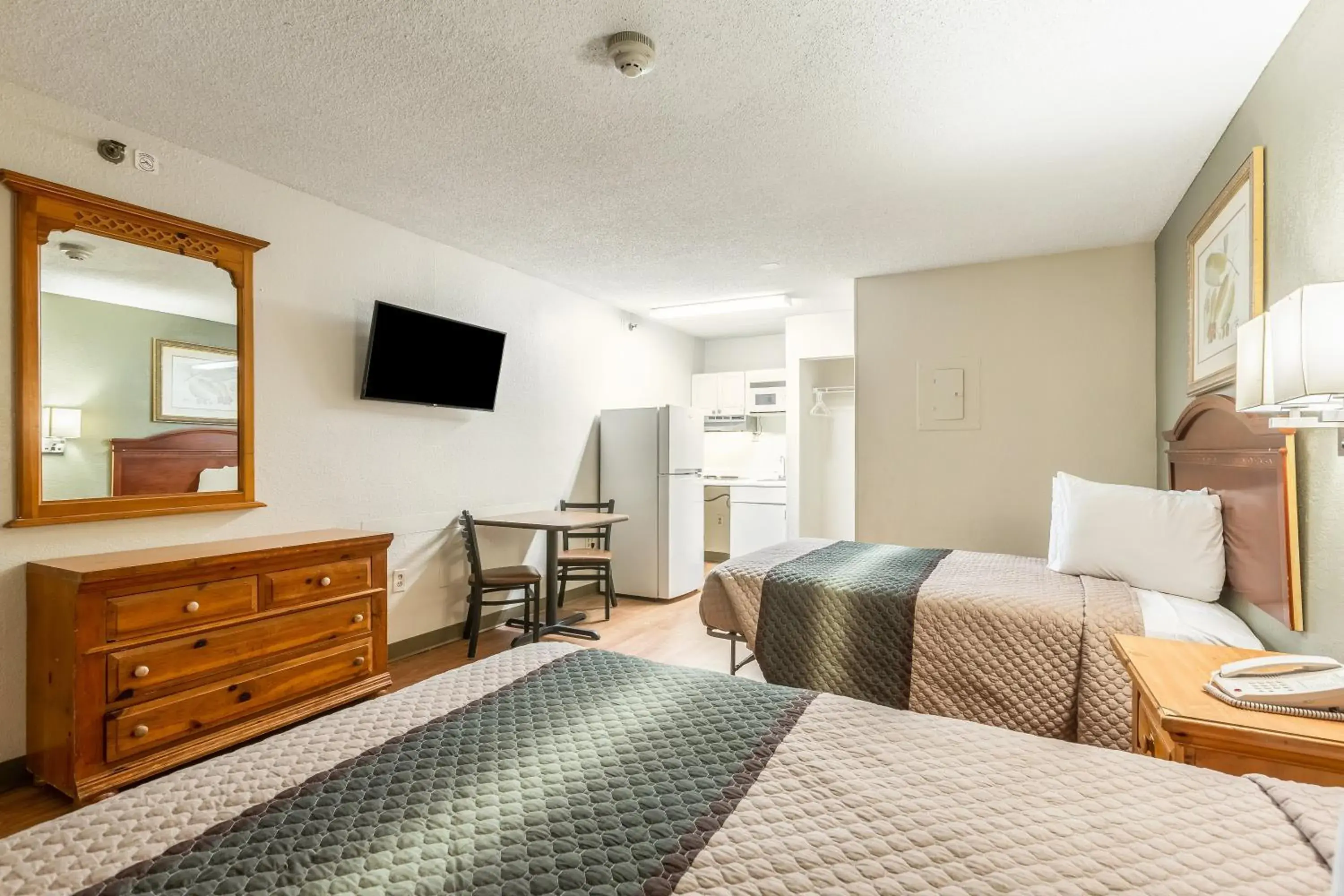 Studio Room with Two Double Beds Non-Smoking in HomeTowne Studios by Red Roof Atlanta NE – Norcross South Studio Room with Two Double Beds Non-Smoking in HomeTowne Studios by Red Roof Atlanta NE – Norcross South